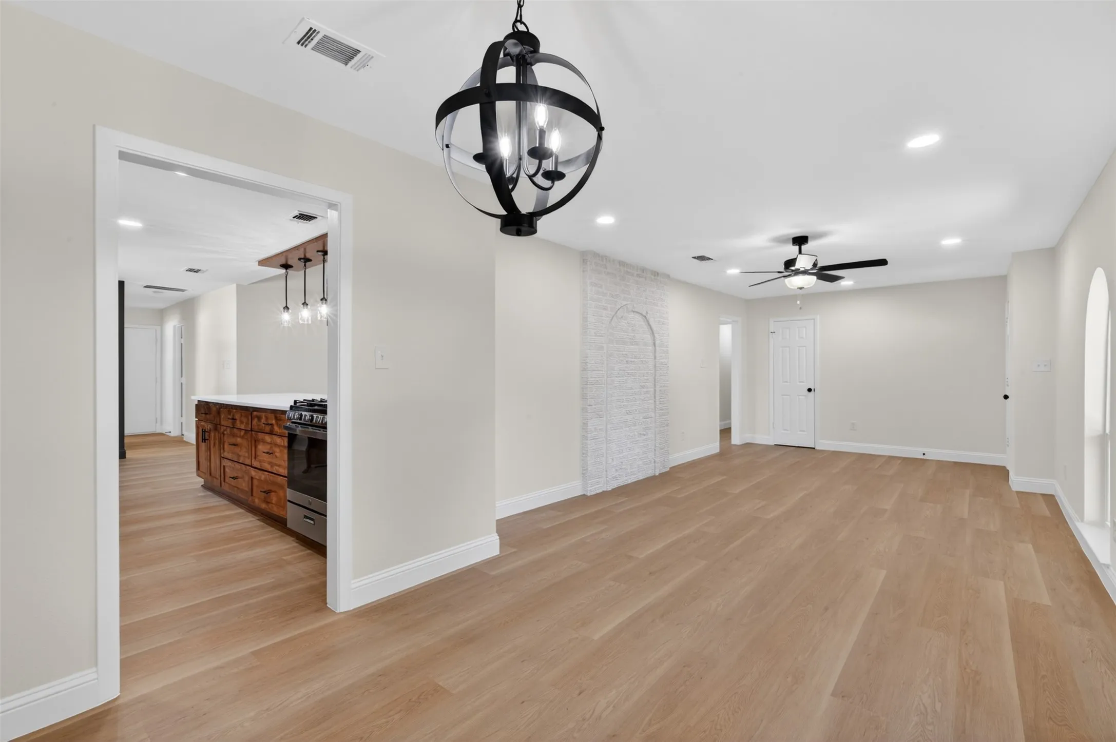 Single Family Residence For Sale in Tarrant County , 3401 Glenmont Drive, Fort Worth, Texas 76133, 4 Bedroom, 3 Bathroom, 2 Garage spaces, 2,044 Sqft, built in 1968, mls#21288687, Real Estate Agent in Fort Worth, Homes For Sale in Tarrant county, Homes For Sale in Fort Worth, Realtor in Fort Worth Texas, Real Estate Brokerage Independent Realty Texas, Luminita Cordes Realtor