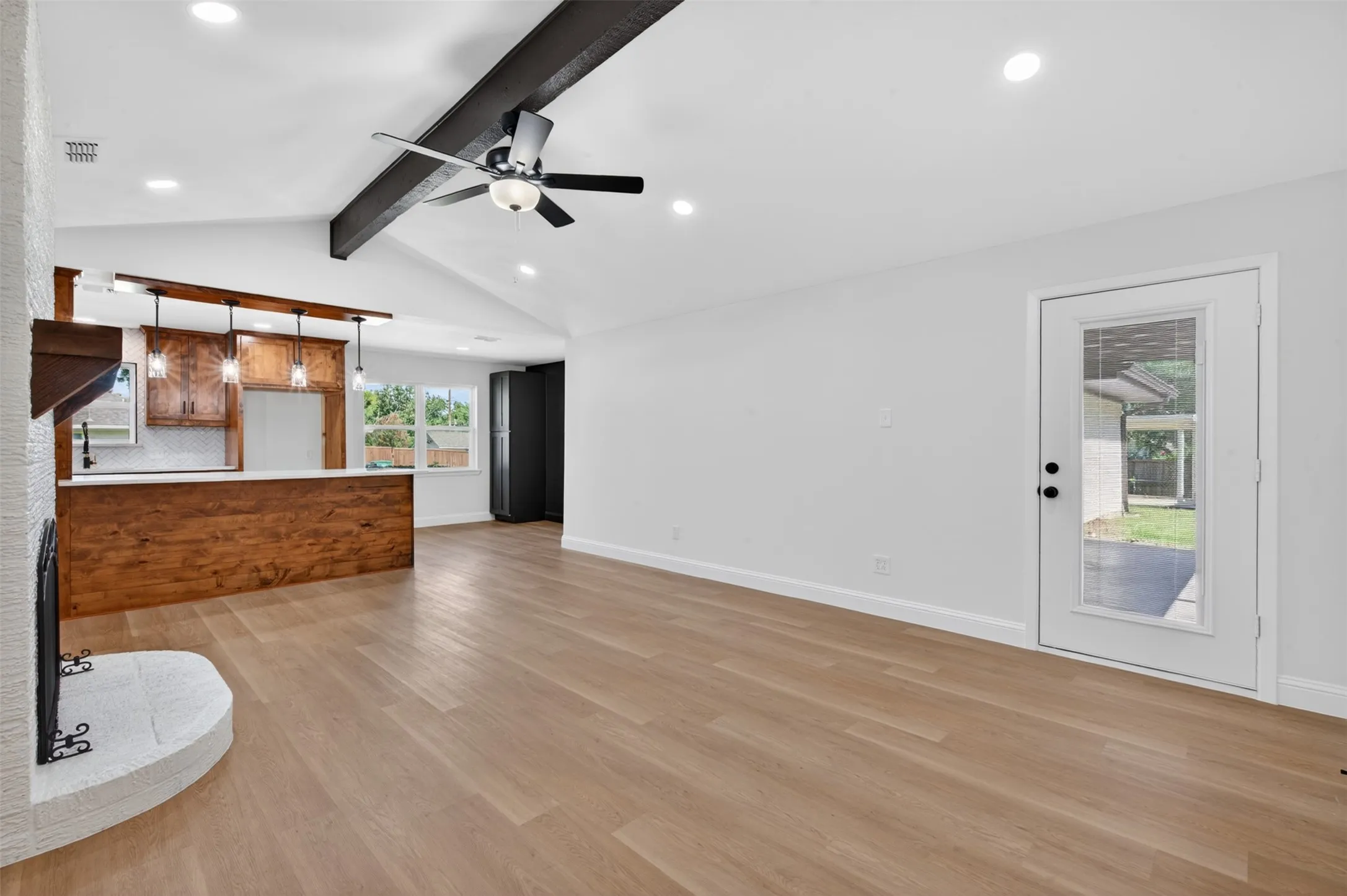 Single Family Residence For Sale in Tarrant County , 3401 Glenmont Drive, Fort Worth, Texas 76133, 4 Bedroom, 3 Bathroom, 2 Garage spaces, 2,044 Sqft, built in 1968, mls#21288687, Real Estate Agent in Fort Worth, Homes For Sale in Tarrant county, Homes For Sale in Fort Worth, Realtor in Fort Worth Texas, Real Estate Brokerage Independent Realty Texas, Luminita Cordes Realtor