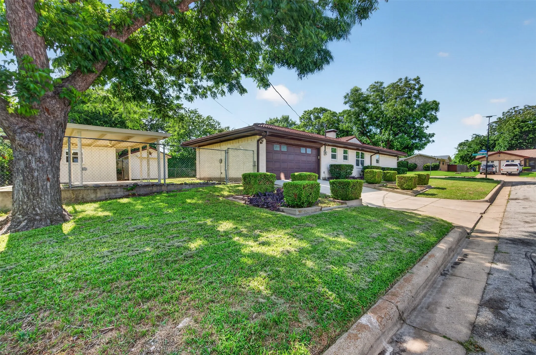 Single Family Residence For Sale in Tarrant County , 3401 Glenmont Drive, Fort Worth, Texas 76133, 4 Bedroom, 3 Bathroom, 2 Garage spaces, 2,044 Sqft, built in 1968, mls#21288687, Real Estate Agent in Fort Worth, Homes For Sale in Tarrant county, Homes For Sale in Fort Worth, Realtor in Fort Worth Texas, Real Estate Brokerage Independent Realty Texas, Luminita Cordes Realtor