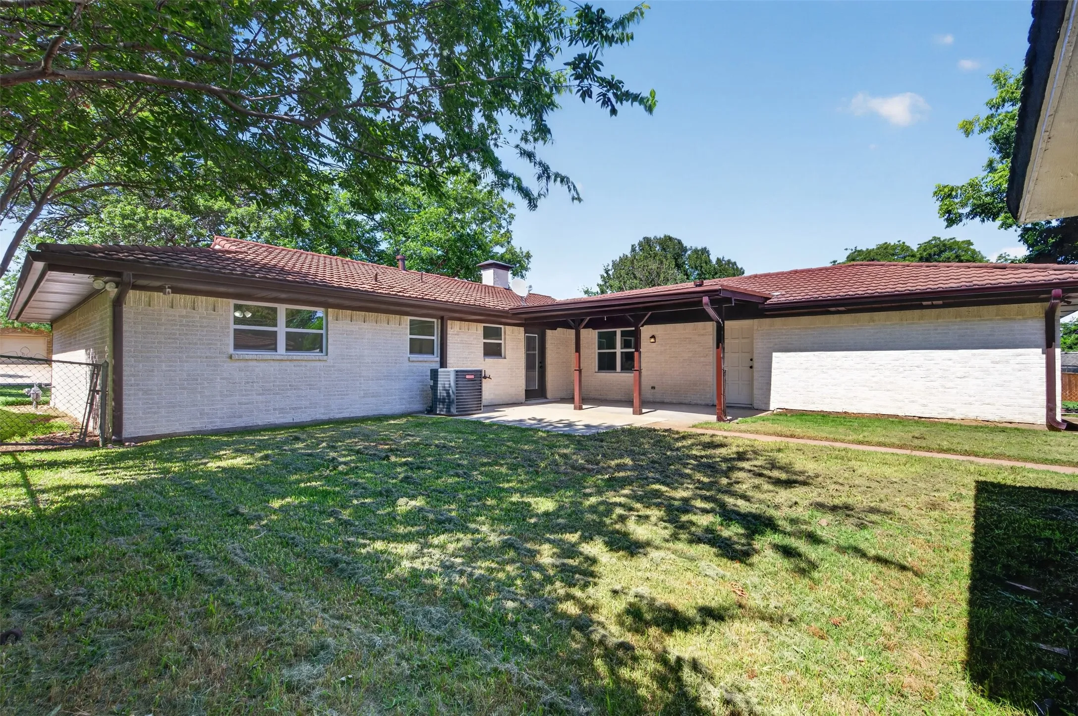 Single Family Residence For Sale in Tarrant County , 3401 Glenmont Drive, Fort Worth, Texas 76133, 4 Bedroom, 3 Bathroom, 2 Garage spaces, 2,044 Sqft, built in 1968, mls#21288687, Real Estate Agent in Fort Worth, Homes For Sale in Tarrant county, Homes For Sale in Fort Worth, Realtor in Fort Worth Texas, Real Estate Brokerage Independent Realty Texas, Luminita Cordes Realtor