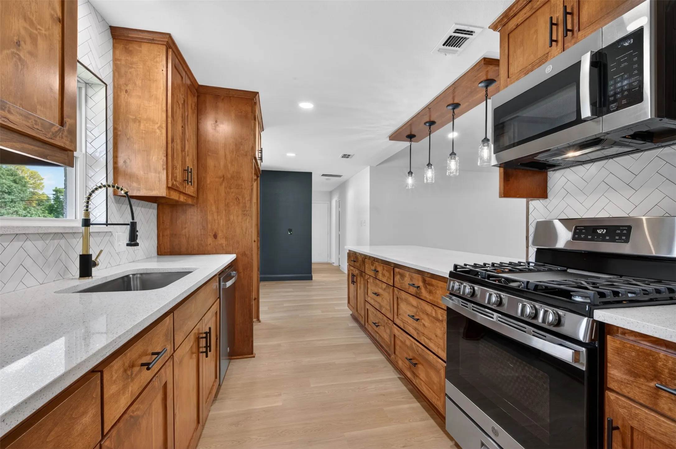 Single Family Residence For Sale in Tarrant County , 3401 Glenmont Drive, Fort Worth, Texas 76133, 4 Bedroom, 3 Bathroom, 2 Garage spaces, 2,044 Sqft, built in 1968, mls#21288687, Real Estate Agent in Fort Worth, Homes For Sale in Tarrant county, Homes For Sale in Fort Worth, Realtor in Fort Worth Texas, Real Estate Brokerage Independent Realty Texas, Luminita Cordes Realtor