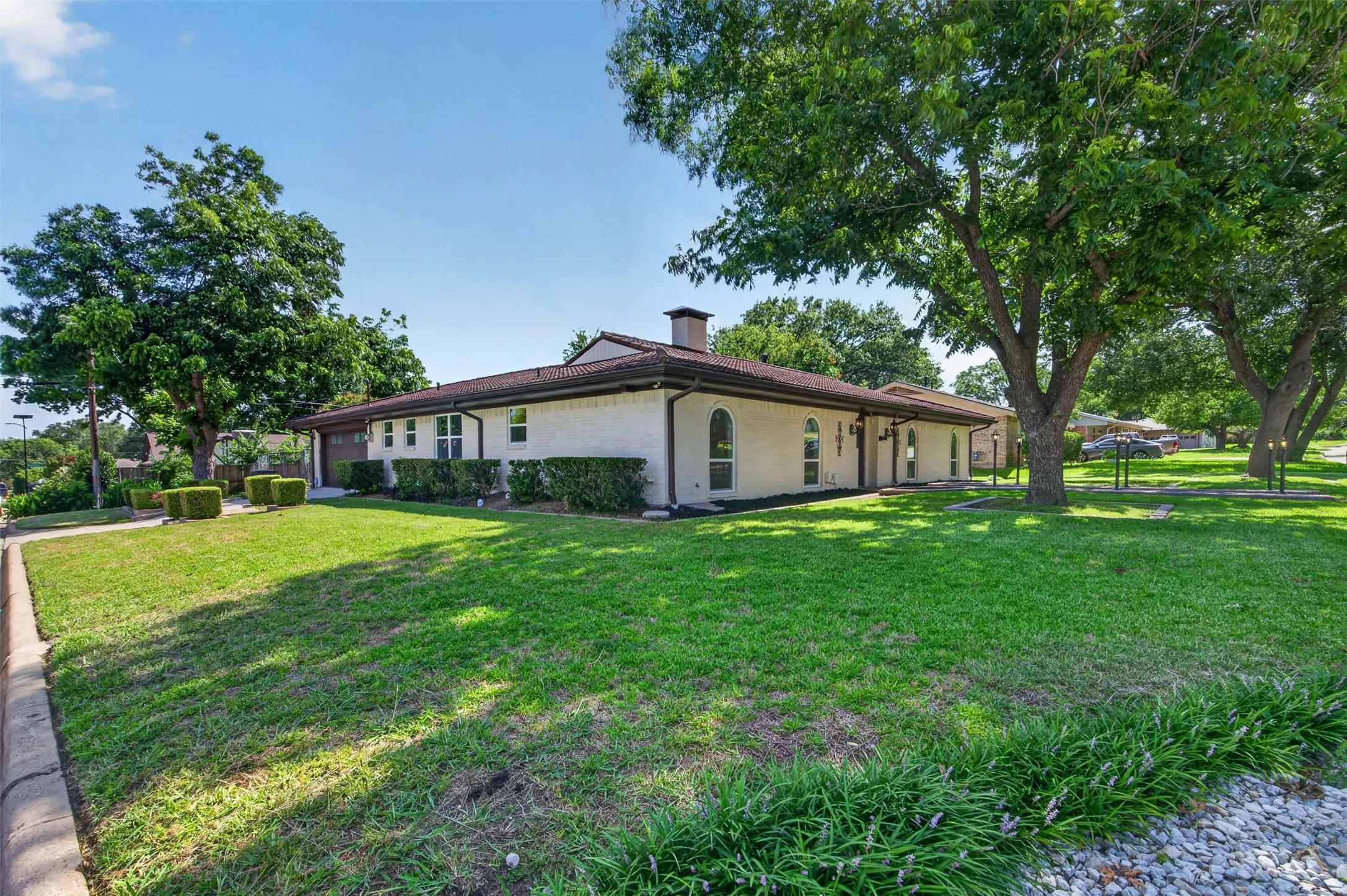 Single Family Residence For Sale in Tarrant County , 3401 Glenmont Drive, Fort Worth, Texas 76133, 4 Bedroom, 3 Bathroom, 2 Garage spaces, 2,044 Sqft, built in 1968, mls#21288687, Real Estate Agent in Fort Worth, Homes For Sale in Tarrant county, Homes For Sale in Fort Worth, Realtor in Fort Worth Texas, Real Estate Brokerage Independent Realty Texas, Luminita Cordes Realtor