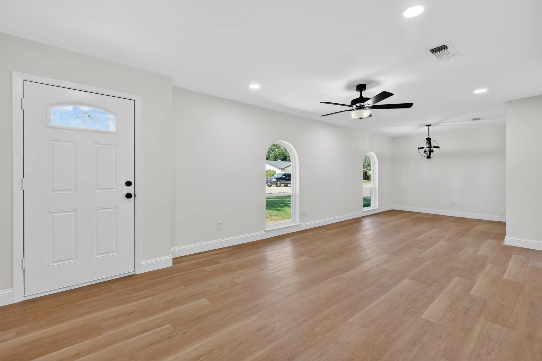 Single Family Residence For Sale in Tarrant County , 3401 Glenmont Drive, Fort Worth, Texas 76133, 4 Bedroom, 3 Bathroom, 2 Garage spaces, 2,044 Sqft, built in 1968, mls#21288687, Real Estate Agent in Fort Worth, Homes For Sale in Tarrant county, Homes For Sale in Fort Worth, Realtor in Fort Worth Texas, Real Estate Brokerage Independent Realty Texas, Luminita Cordes Realtor