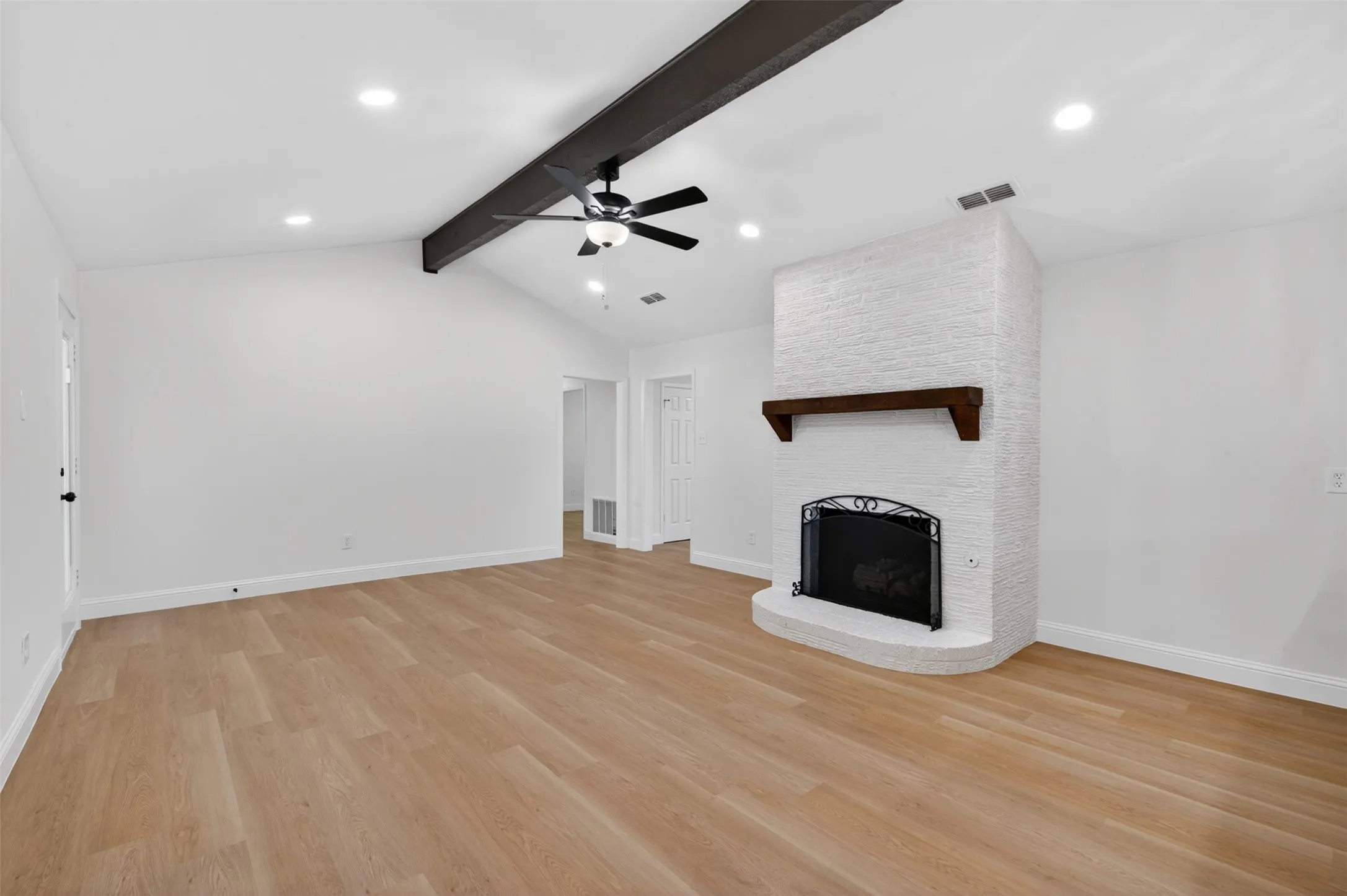 Single Family Residence For Sale in Tarrant County , 3401 Glenmont Drive, Fort Worth, Texas 76133, 4 Bedroom, 3 Bathroom, 2 Garage spaces, 2,044 Sqft, built in 1968, mls#21288687, Real Estate Agent in Fort Worth, Homes For Sale in Tarrant county, Homes For Sale in Fort Worth, Realtor in Fort Worth Texas, Real Estate Brokerage Independent Realty Texas, Luminita Cordes Realtor