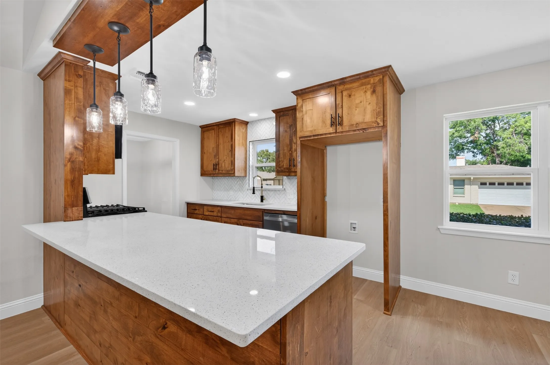 Single Family Residence For Sale in Tarrant County , 3401 Glenmont Drive, Fort Worth, Texas 76133, 4 Bedroom, 3 Bathroom, 2 Garage spaces, 2,044 Sqft, built in 1968, mls#21288687, Real Estate Agent in Fort Worth, Homes For Sale in Tarrant county, Homes For Sale in Fort Worth, Realtor in Fort Worth Texas, Real Estate Brokerage Independent Realty Texas, Luminita Cordes Realtor