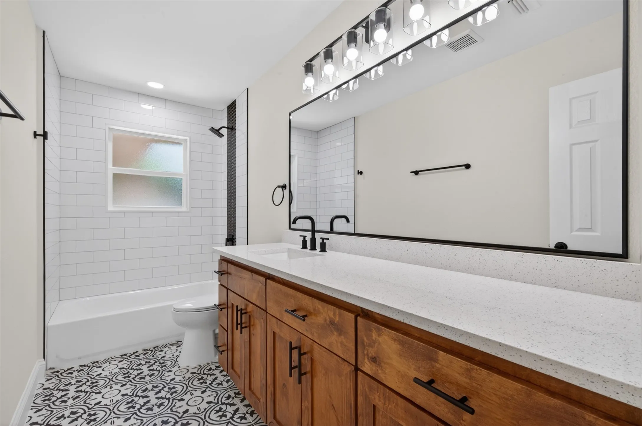 Single Family Residence For Sale in Tarrant County , 3401 Glenmont Drive, Fort Worth, Texas 76133, 4 Bedroom, 3 Bathroom, 2 Garage spaces, 2,044 Sqft, built in 1968, mls#21288687, Real Estate Agent in Fort Worth, Homes For Sale in Tarrant county, Homes For Sale in Fort Worth, Realtor in Fort Worth Texas, Real Estate Brokerage Independent Realty Texas, Luminita Cordes Realtor