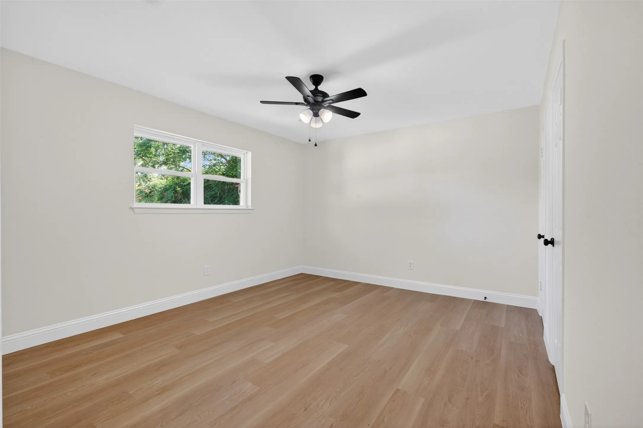 Single Family Residence For Sale in Tarrant County , 3401 Glenmont Drive, Fort Worth, Texas 76133, 4 Bedroom, 3 Bathroom, 2 Garage spaces, 2,044 Sqft, built in 1968, mls#21288687, Real Estate Agent in Fort Worth, Homes For Sale in Tarrant county, Homes For Sale in Fort Worth, Realtor in Fort Worth Texas, Real Estate Brokerage Independent Realty Texas, Luminita Cordes Realtor