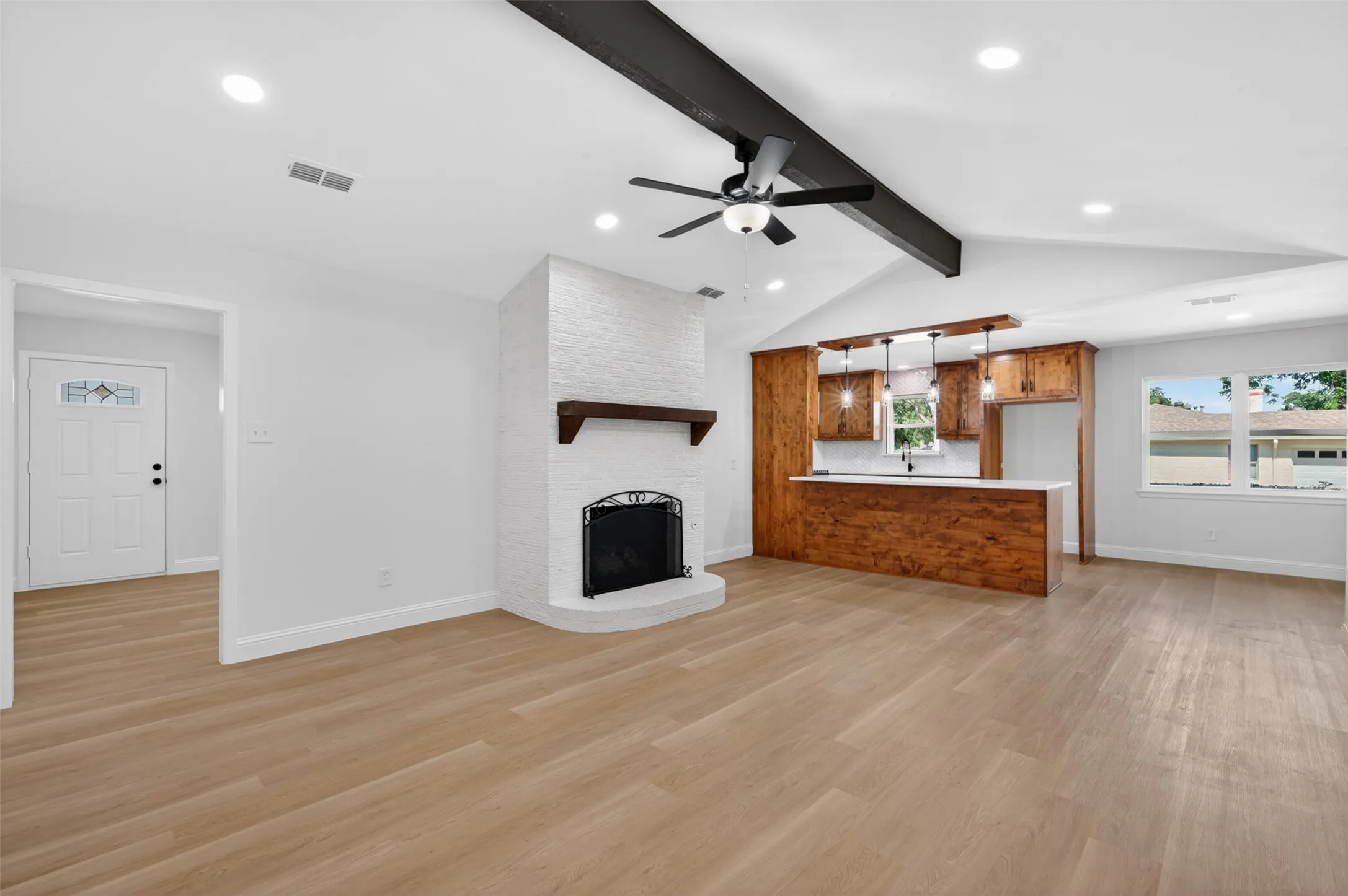 Single Family Residence For Sale in Tarrant County , 3401 Glenmont Drive, Fort Worth, Texas 76133, 4 Bedroom, 3 Bathroom, 2 Garage spaces, 2,044 Sqft, built in 1968, mls#21288687, Real Estate Agent in Fort Worth, Homes For Sale in Tarrant county, Homes For Sale in Fort Worth, Realtor in Fort Worth Texas, Real Estate Brokerage Independent Realty Texas, Luminita Cordes Realtor