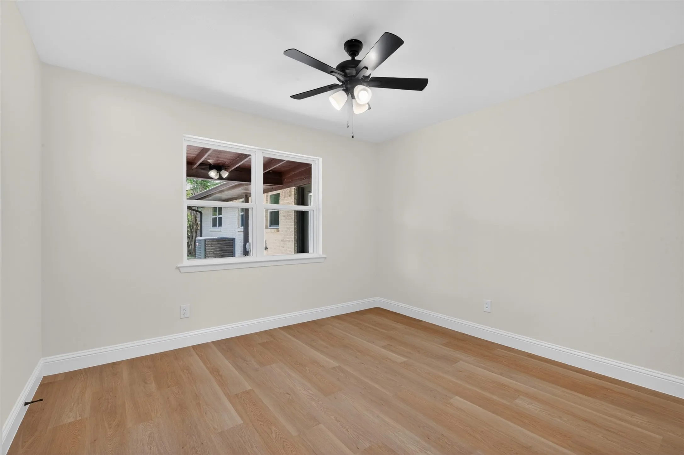 Single Family Residence For Sale in Tarrant County , 3401 Glenmont Drive, Fort Worth, Texas 76133, 4 Bedroom, 3 Bathroom, 2 Garage spaces, 2,044 Sqft, built in 1968, mls#21288687, Real Estate Agent in Fort Worth, Homes For Sale in Tarrant county, Homes For Sale in Fort Worth, Realtor in Fort Worth Texas, Real Estate Brokerage Independent Realty Texas, Luminita Cordes Realtor