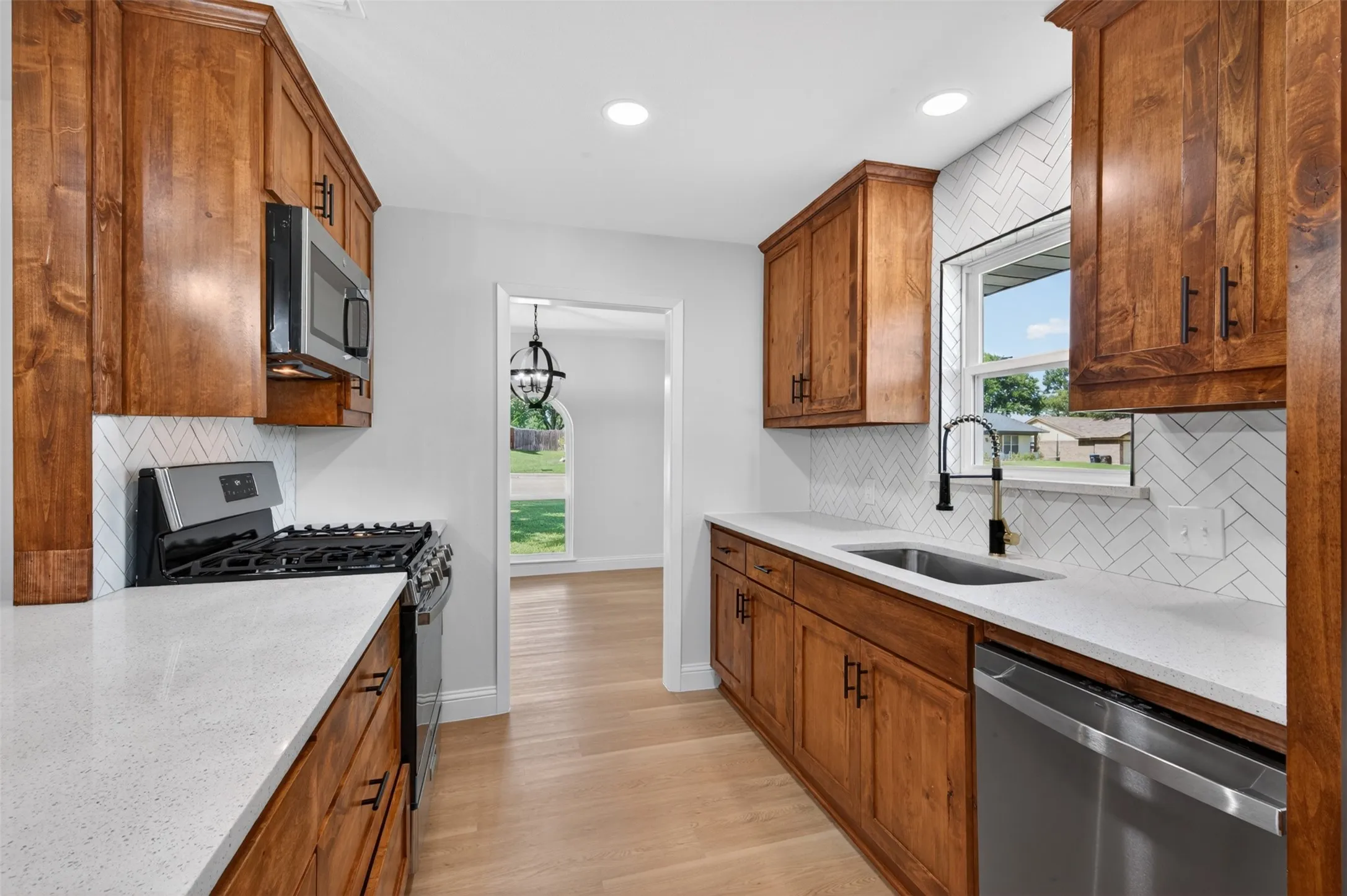 Single Family Residence For Sale in Tarrant County , 3401 Glenmont Drive, Fort Worth, Texas 76133, 4 Bedroom, 3 Bathroom, 2 Garage spaces, 2,044 Sqft, built in 1968, mls#21288687, Real Estate Agent in Fort Worth, Homes For Sale in Tarrant county, Homes For Sale in Fort Worth, Realtor in Fort Worth Texas, Real Estate Brokerage Independent Realty Texas, Luminita Cordes Realtor