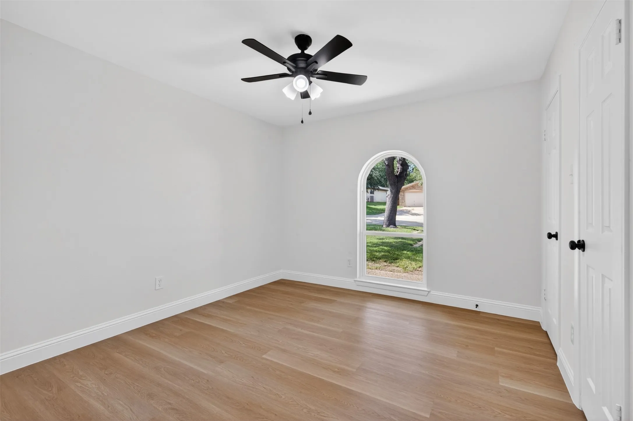 Single Family Residence For Sale in Tarrant County , 3401 Glenmont Drive, Fort Worth, Texas 76133, 4 Bedroom, 3 Bathroom, 2 Garage spaces, 2,044 Sqft, built in 1968, mls#21288687, Real Estate Agent in Fort Worth, Homes For Sale in Tarrant county, Homes For Sale in Fort Worth, Realtor in Fort Worth Texas, Real Estate Brokerage Independent Realty Texas, Luminita Cordes Realtor