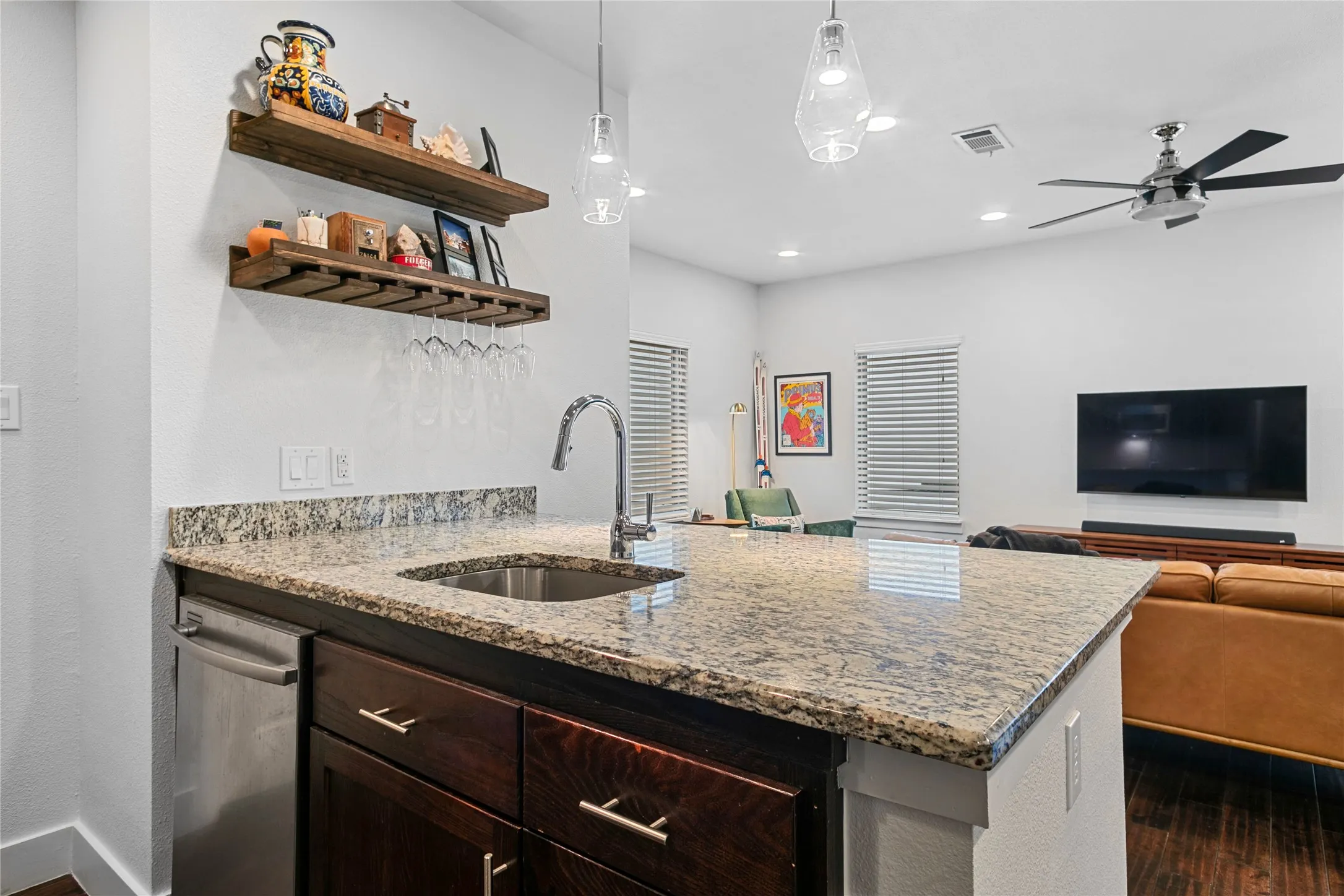 Townhouse For Sale in Dallas County , 5922 Hudson Street 4, Dallas, Texas 75206, 2 Bedroom, 3 Bathroom, 2 Garage spaces, 1,283 Sqft, built in 2010, mls#21295207, Real Estate Agent in Dallas, Homes For Sale in Dallas county, Homes For Sale in Dallas, Realtor in Dallas Texas, Real Estate Brokerage Independent Realty Texas, Luminita Cordes Realtor