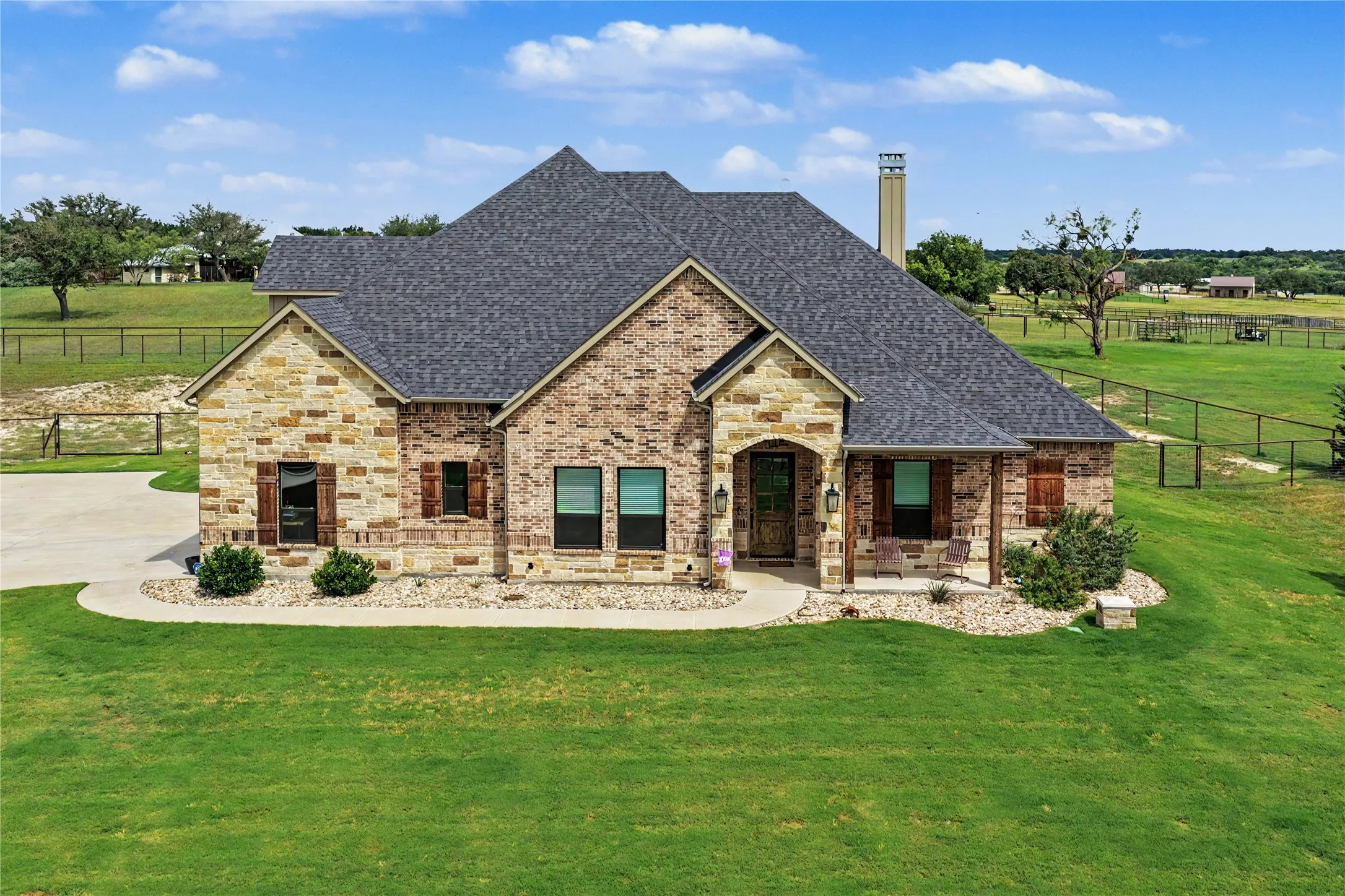 Single Family Residence For Sale in Parker County , 115 Trace Drive, Weatherford, Texas 76087, 5 Bedroom, 4 Bathroom, 2 Garage spaces, 3,200 Sqft, built in 2022, mls#21288393, Real Estate Agent in Weatherford, Homes For Sale in Parker county, Homes For Sale in Weatherford, Realtor in Weatherford Texas, Real Estate Brokerage Independent Realty Texas, Luminita Cordes Realtor