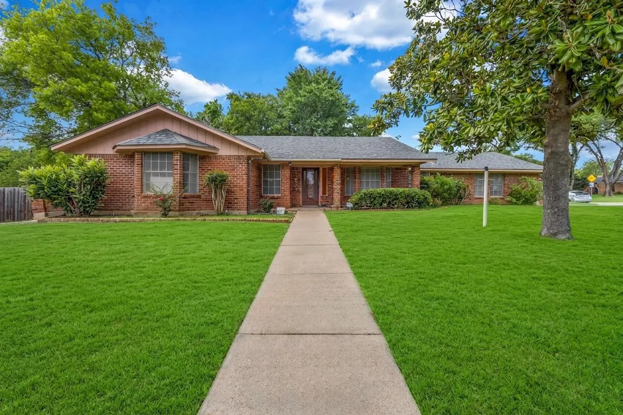 Single Family Residence For Sale in Tarrant County , 6241 Onyx Drive S, North Richland Hills, Texas 76180, 4 Bedroom, 3 Bathroom, 2 Garage spaces, 2,375 Sqft, built in 1977, mls#21297996, Real Estate Agent in North Richland Hills, Homes For Sale in Tarrant county, Homes For Sale in North Richland Hills, Realtor in North Richland Hills Texas, Real Estate Brokerage Independent Realty Texas, Luminita Cordes Realtor