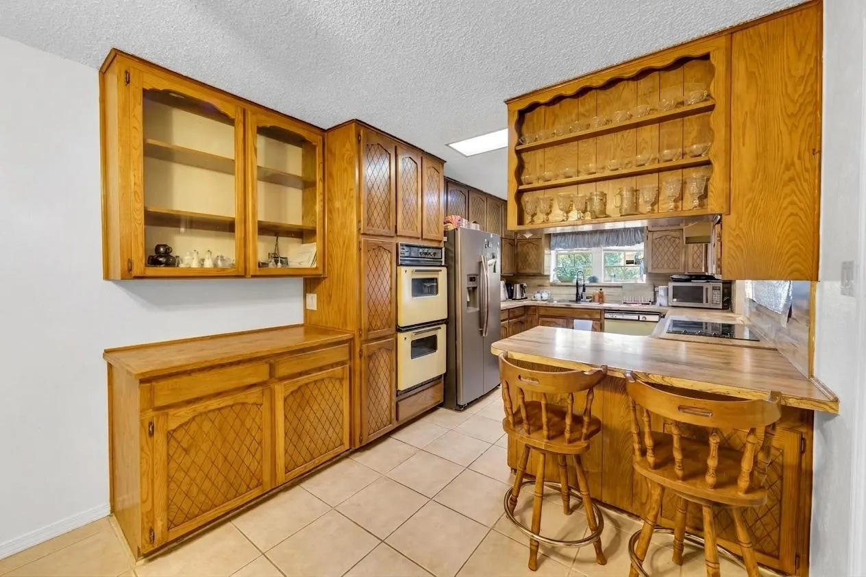 Single Family Residence For Sale in Tarrant County , 6241 Onyx Drive S, North Richland Hills, Texas 76180, 4 Bedroom, 3 Bathroom, 2 Garage spaces, 2,375 Sqft, built in 1977, mls#21297996, Real Estate Agent in North Richland Hills, Homes For Sale in Tarrant county, Homes For Sale in North Richland Hills, Realtor in North Richland Hills Texas, Real Estate Brokerage Independent Realty Texas, Luminita Cordes Realtor