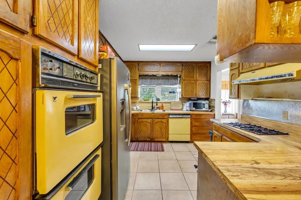Single Family Residence For Sale in Tarrant County , 6241 Onyx Drive S, North Richland Hills, Texas 76180, 4 Bedroom, 3 Bathroom, 2 Garage spaces, 2,375 Sqft, built in 1977, mls#21297996, Real Estate Agent in North Richland Hills, Homes For Sale in Tarrant county, Homes For Sale in North Richland Hills, Realtor in North Richland Hills Texas, Real Estate Brokerage Independent Realty Texas, Luminita Cordes Realtor