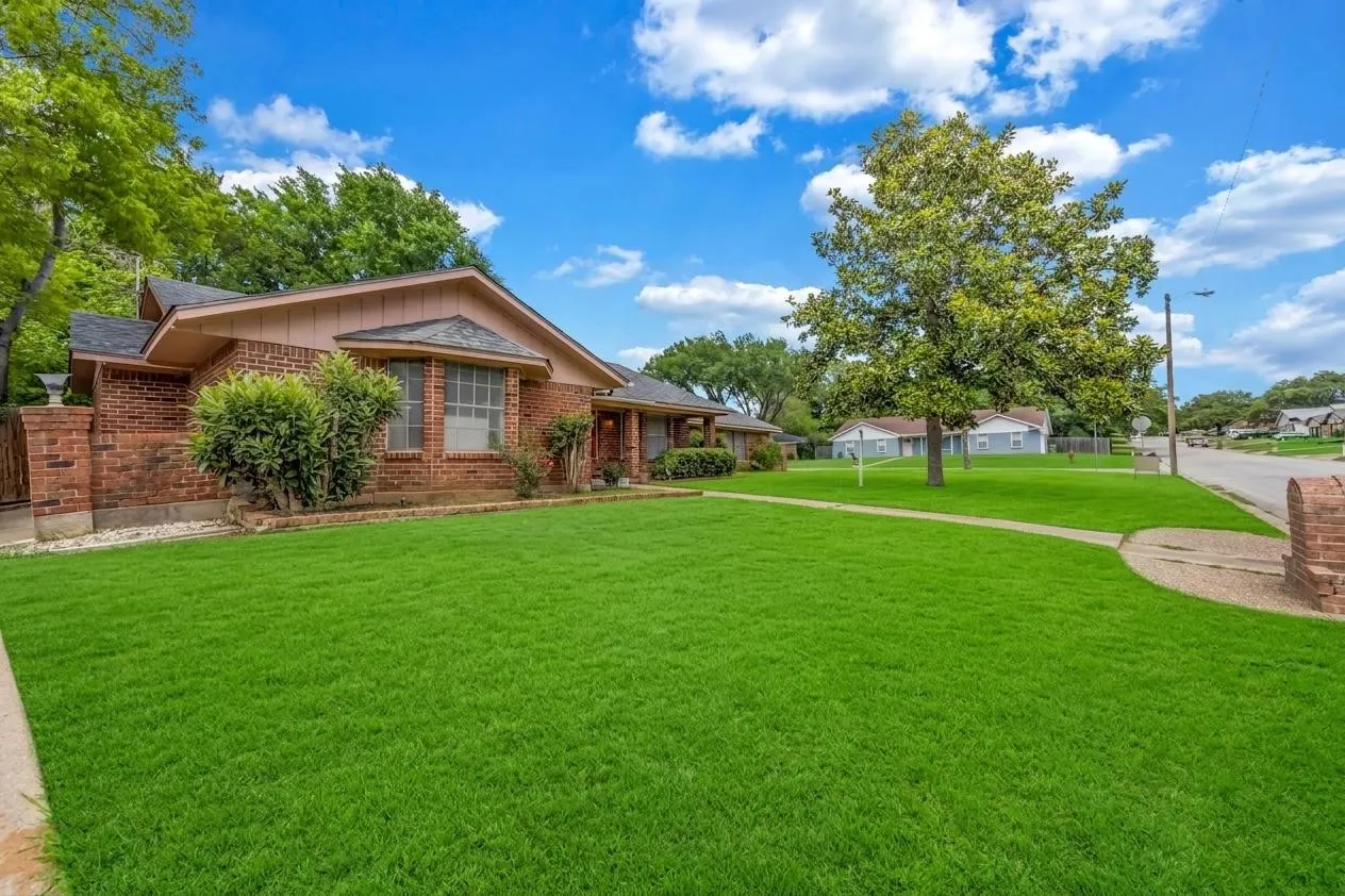 Single Family Residence For Sale in Tarrant County , 6241 Onyx Drive S, North Richland Hills, Texas 76180, 4 Bedroom, 3 Bathroom, 2 Garage spaces, 2,375 Sqft, built in 1977, mls#21297996, Real Estate Agent in North Richland Hills, Homes For Sale in Tarrant county, Homes For Sale in North Richland Hills, Realtor in North Richland Hills Texas, Real Estate Brokerage Independent Realty Texas, Luminita Cordes Realtor