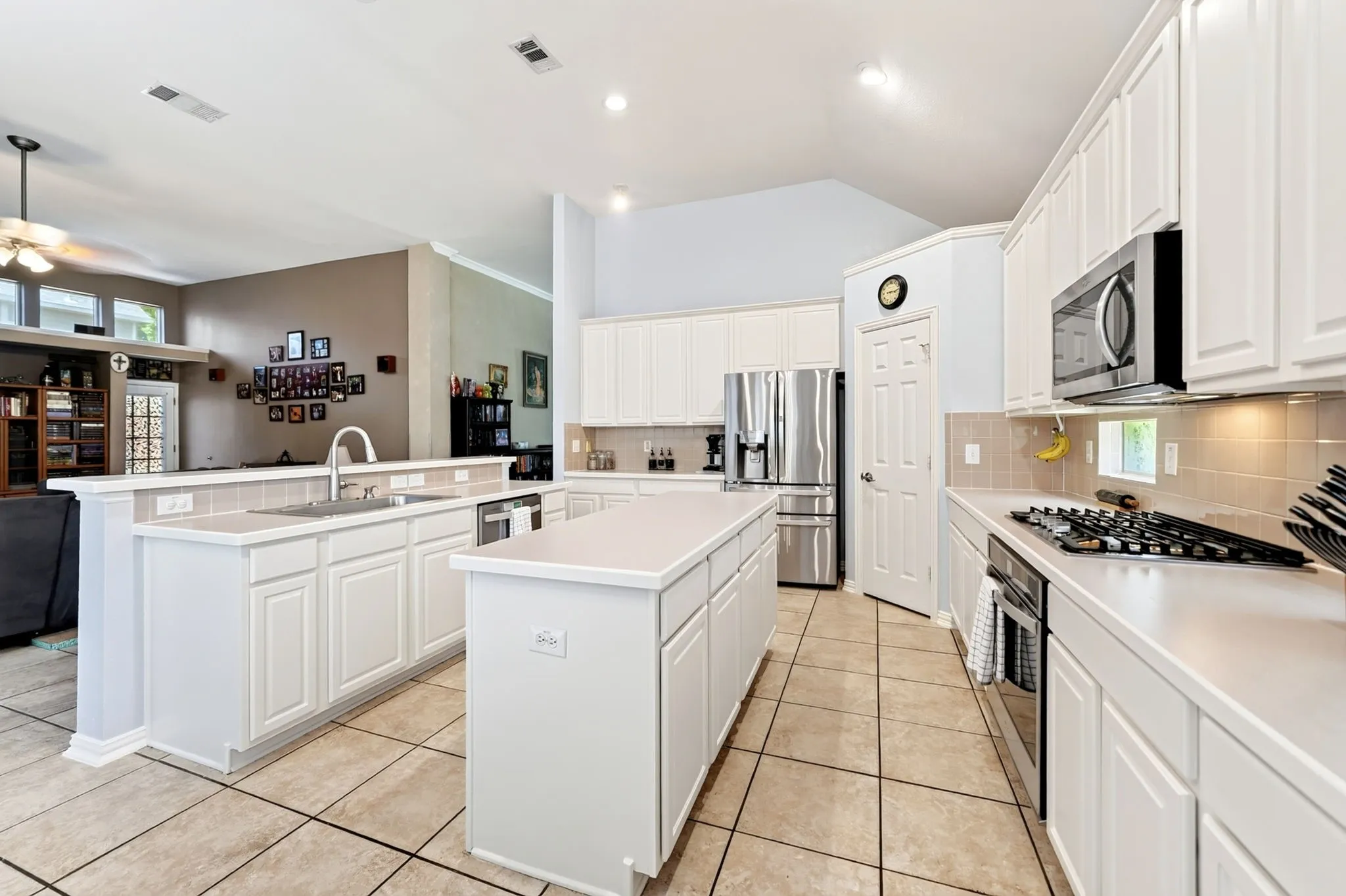 Single Family Residence For Sale in Dallas County , 9217 Royal Burgess Drive, Rowlett, Texas 75089, 4 Bedroom, 2 Bathroom, 3 Garage spaces, 2,661 Sqft, built in 2000, mls#21298774, Real Estate Agent in Rowlett, Homes For Sale in Dallas county, Homes For Sale in Rowlett, Realtor in Rowlett Texas, Real Estate Brokerage Independent Realty Texas, Luminita Cordes Realtor