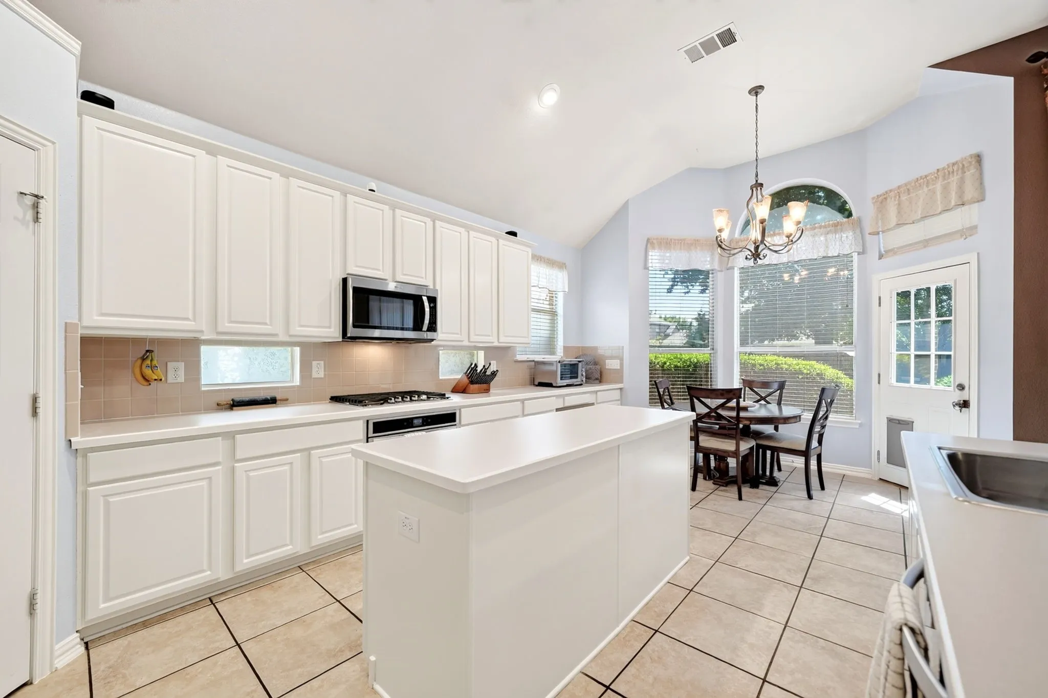 Single Family Residence For Sale in Dallas County , 9217 Royal Burgess Drive, Rowlett, Texas 75089, 4 Bedroom, 2 Bathroom, 3 Garage spaces, 2,661 Sqft, built in 2000, mls#21298774, Real Estate Agent in Rowlett, Homes For Sale in Dallas county, Homes For Sale in Rowlett, Realtor in Rowlett Texas, Real Estate Brokerage Independent Realty Texas, Luminita Cordes Realtor