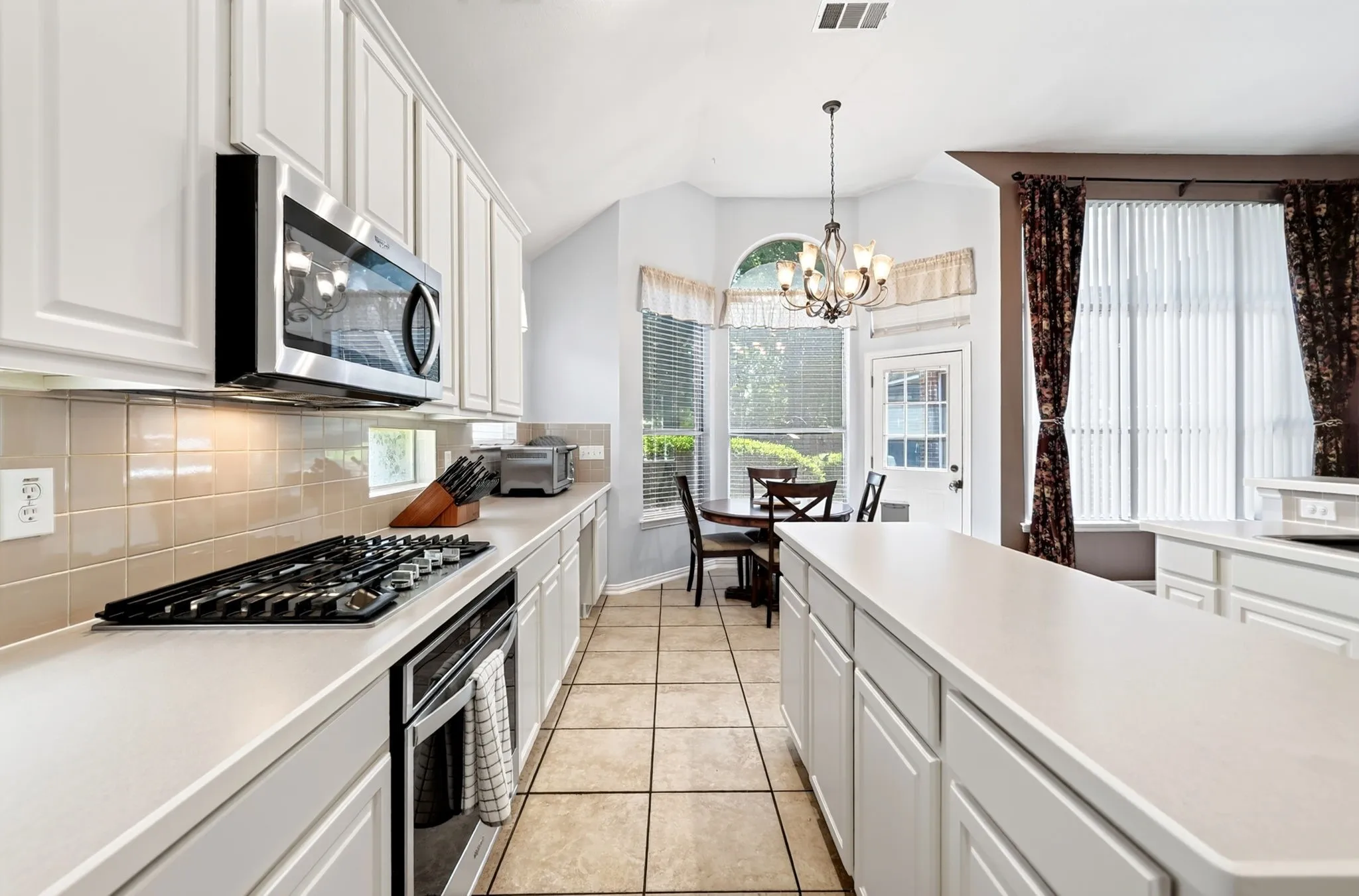 Single Family Residence For Sale in Dallas County , 9217 Royal Burgess Drive, Rowlett, Texas 75089, 4 Bedroom, 2 Bathroom, 3 Garage spaces, 2,661 Sqft, built in 2000, mls#21298774, Real Estate Agent in Rowlett, Homes For Sale in Dallas county, Homes For Sale in Rowlett, Realtor in Rowlett Texas, Real Estate Brokerage Independent Realty Texas, Luminita Cordes Realtor