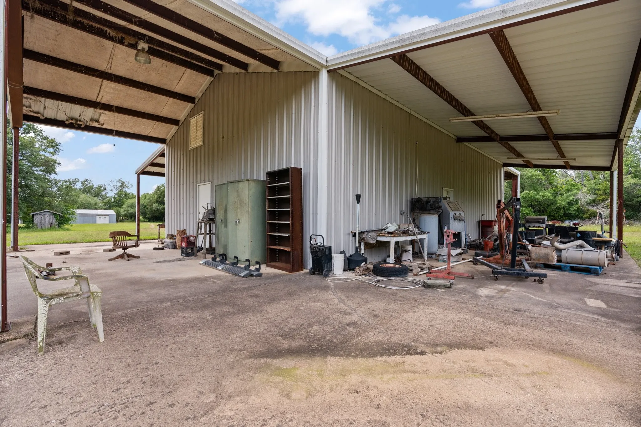 Mobile Home For Sale in Kaufman County , 9547 County Rd 346, Terrell, Texas 75161, 3 Bedrooms, 2 Bathrooms, 6 Garage spaces, 1,560 Sqft, built in 1982, Price $575,000, mls#21290241, Real Estate Agent in Terrell, Homes For Sale in Kaufman county, Homes For Sale in Terrell, Realtor in Terrell Texas, Real Estate Brokerage Independent Realty Texas, Luminita Cordes Realtor