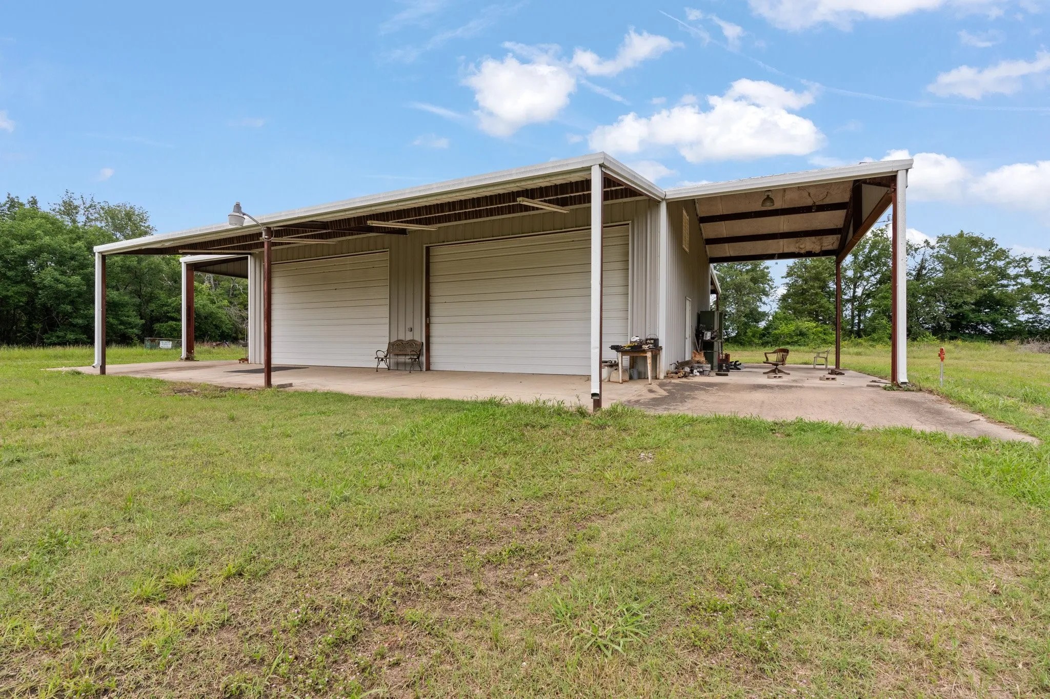 Mobile Home For Sale in Kaufman County , 9547 County Rd 346, Terrell, Texas 75161, 3 Bedrooms, 2 Bathrooms, 6 Garage spaces, 1,560 Sqft, built in 1982, Price $575,000, mls#21290241, Real Estate Agent in Terrell, Homes For Sale in Kaufman county, Homes For Sale in Terrell, Realtor in Terrell Texas, Real Estate Brokerage Independent Realty Texas, Luminita Cordes Realtor
