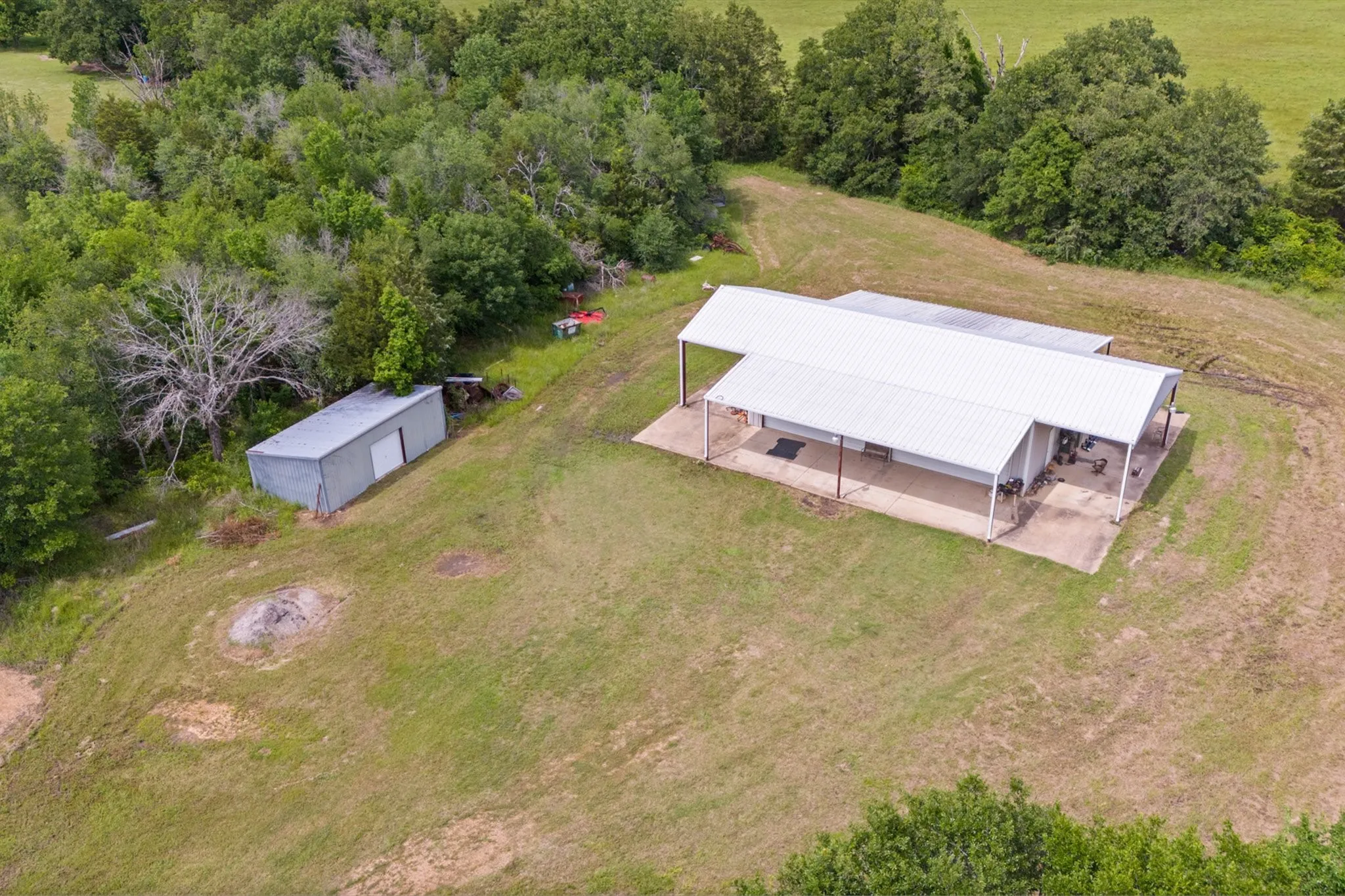 Mobile Home For Sale in Kaufman County , 9547 County Rd 346, Terrell, Texas 75161, 3 Bedrooms, 2 Bathrooms, 6 Garage spaces, 1,560 Sqft, built in 1982, Price $575,000, mls#21290241, Real Estate Agent in Terrell, Homes For Sale in Kaufman county, Homes For Sale in Terrell, Realtor in Terrell Texas, Real Estate Brokerage Independent Realty Texas, Luminita Cordes Realtor