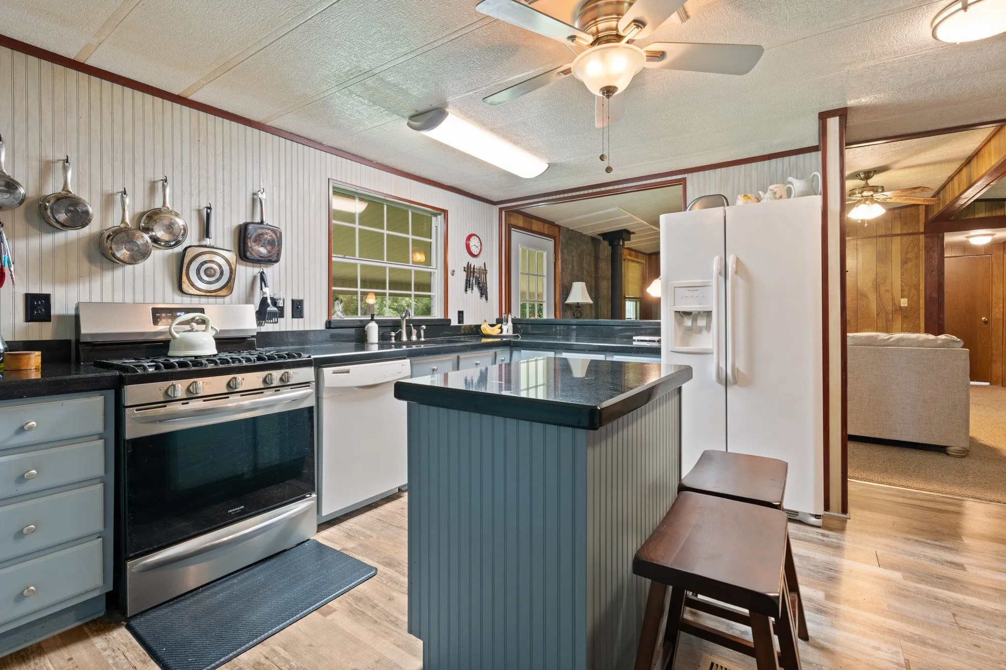 Mobile Home For Sale in Kaufman County , 9547 County Rd 346, Terrell, Texas 75161, 3 Bedrooms, 2 Bathrooms, 6 Garage spaces, 1,560 Sqft, built in 1982, Price $575,000, mls#21290241, Real Estate Agent in Terrell, Homes For Sale in Kaufman county, Homes For Sale in Terrell, Realtor in Terrell Texas, Real Estate Brokerage Independent Realty Texas, Luminita Cordes Realtor