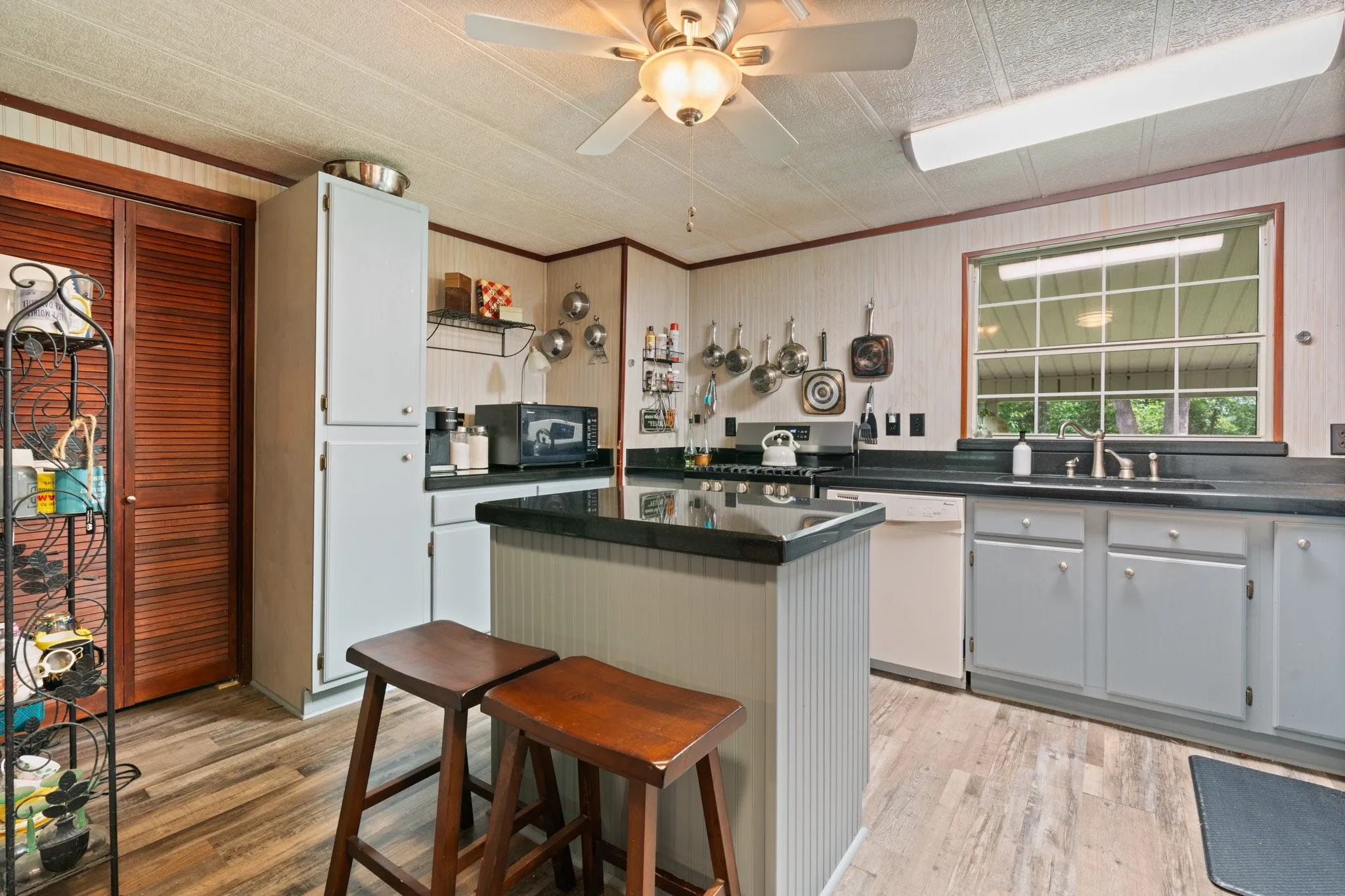 Mobile Home For Sale in Kaufman County , 9547 County Rd 346, Terrell, Texas 75161, 3 Bedrooms, 2 Bathrooms, 6 Garage spaces, 1,560 Sqft, built in 1982, Price $575,000, mls#21290241, Real Estate Agent in Terrell, Homes For Sale in Kaufman county, Homes For Sale in Terrell, Realtor in Terrell Texas, Real Estate Brokerage Independent Realty Texas, Luminita Cordes Realtor