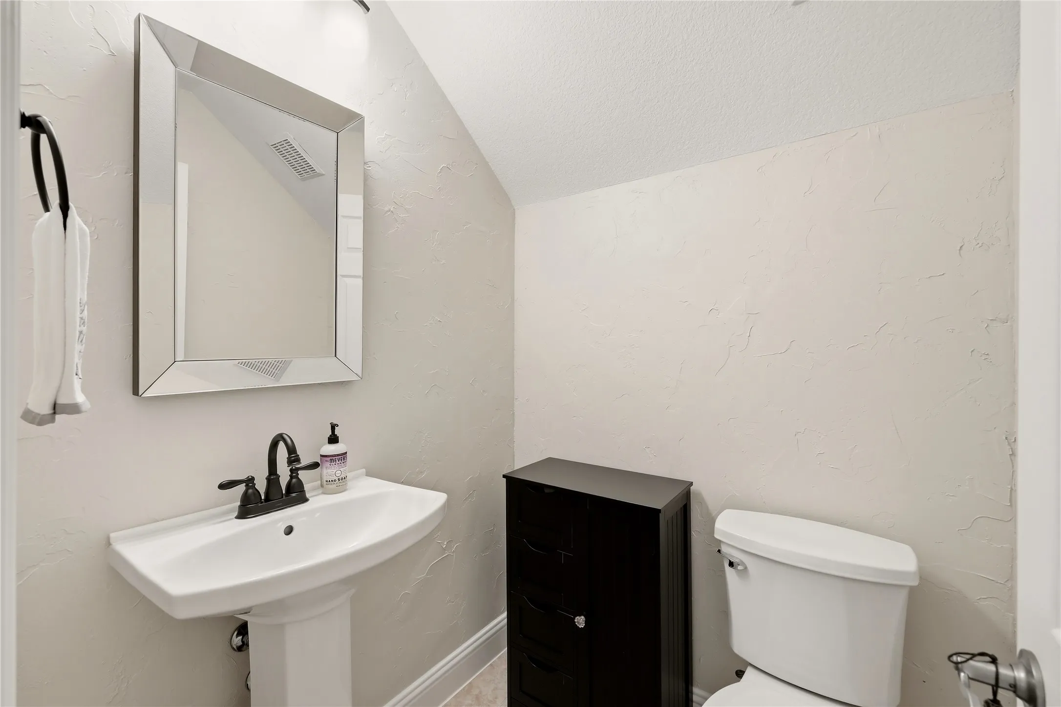 Single Family Residence For Sale in Tarrant County , 5931 Crescent Lane, Colleyville, Texas 76034, 3 Bedroom, 4 Bathroom, 2 Garage spaces, 3,110 Sqft, built in 2006, mls#21296490, Real Estate Agent in Colleyville, Homes For Sale in Tarrant county, Homes For Sale in Colleyville, Realtor in Colleyville Texas, Real Estate Brokerage Independent Realty Texas, Luminita Cordes Realtor