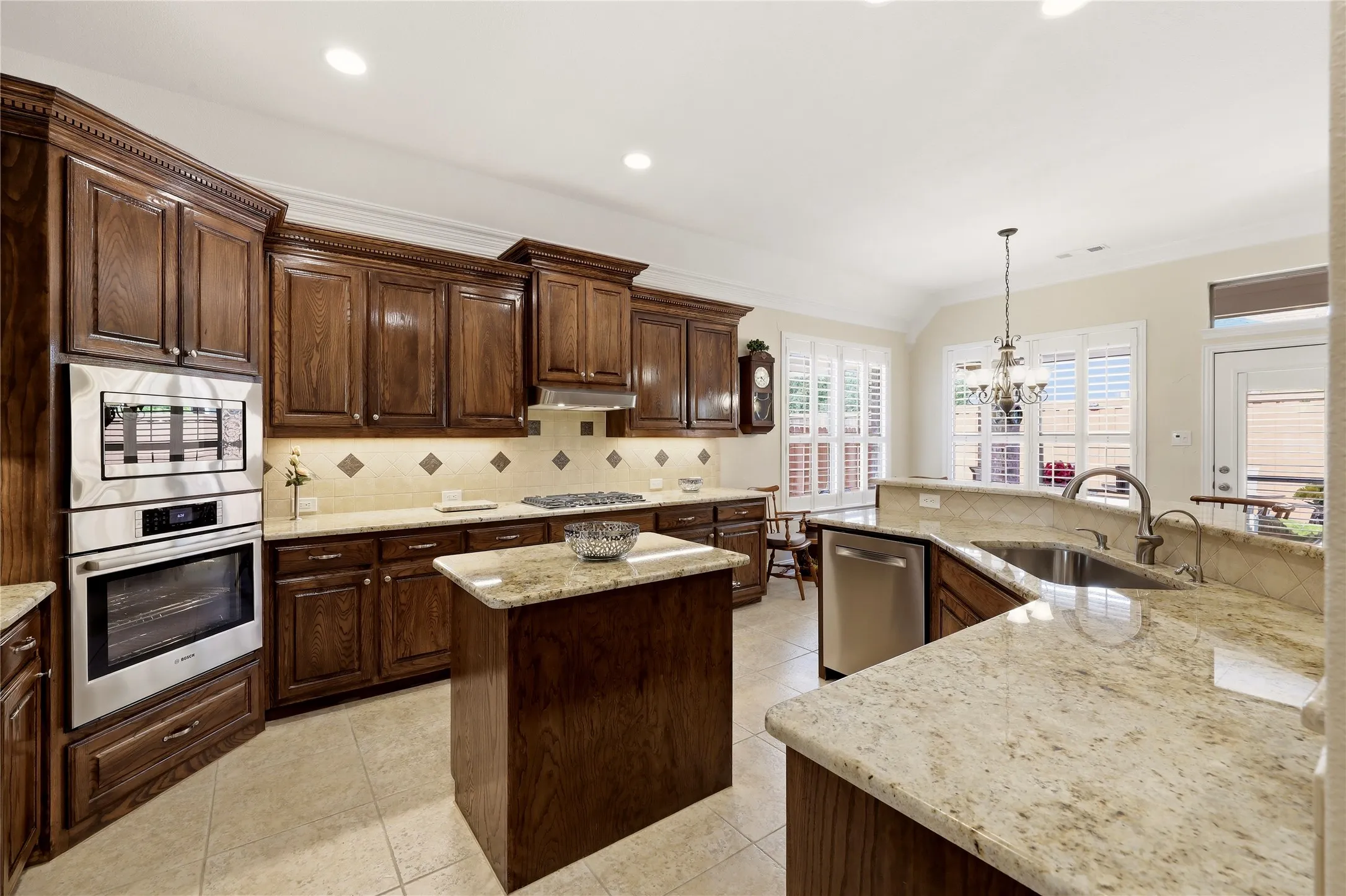 Single Family Residence For Sale in Tarrant County , 5931 Crescent Lane, Colleyville, Texas 76034, 3 Bedroom, 4 Bathroom, 2 Garage spaces, 3,110 Sqft, built in 2006, mls#21296490, Real Estate Agent in Colleyville, Homes For Sale in Tarrant county, Homes For Sale in Colleyville, Realtor in Colleyville Texas, Real Estate Brokerage Independent Realty Texas, Luminita Cordes Realtor