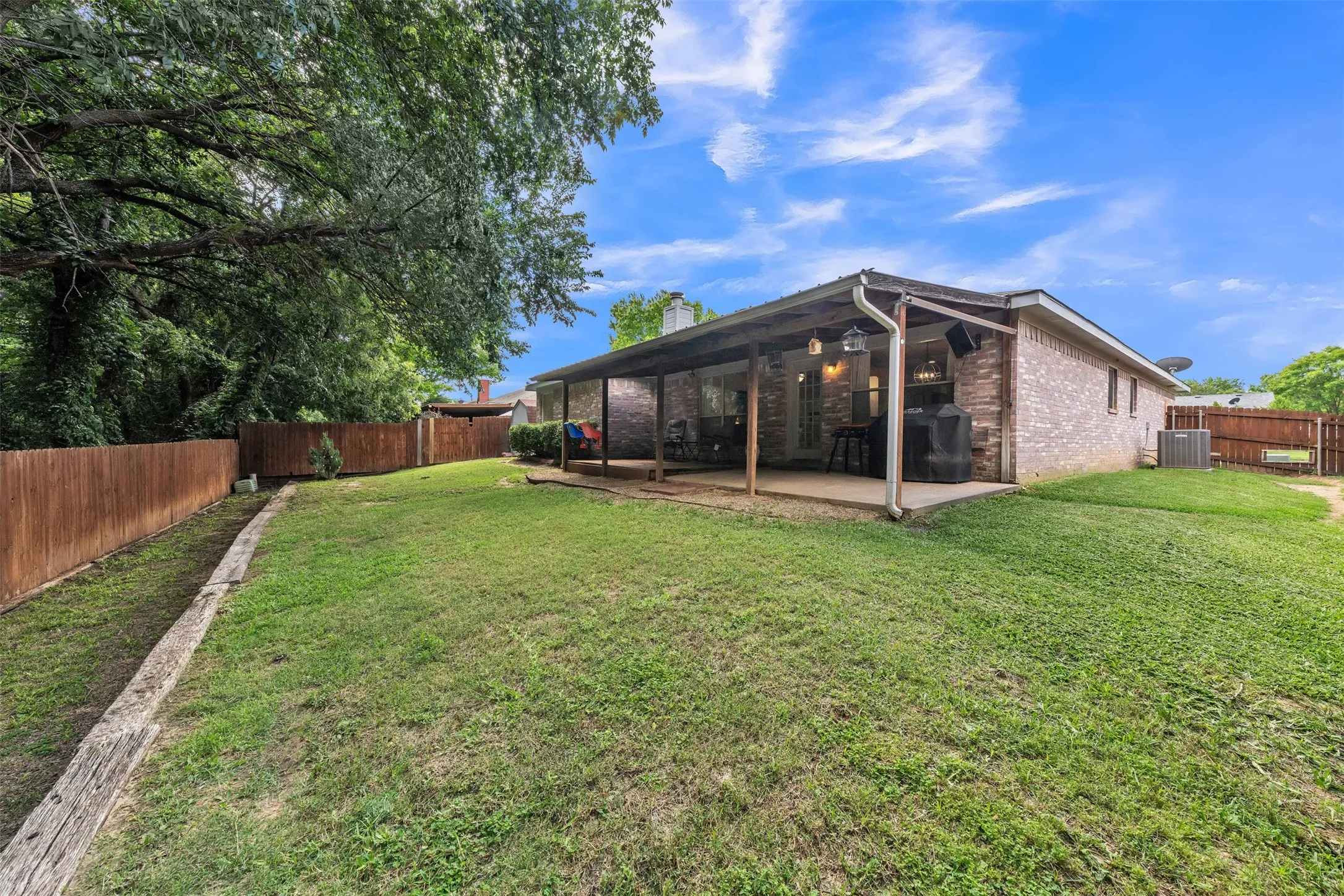 Single Family Residence For Sale in Parker County , 213 King Arthur Drive, Weatherford, Texas 76086, 3 Bedroom, 2 Bathroom, 2 Garage spaces, 1,717 Sqft, built in 1998, mls#21297129, Real Estate Agent in Weatherford, Homes For Sale in Parker county, Homes For Sale in Weatherford, Realtor in Weatherford Texas, Real Estate Brokerage Independent Realty Texas, Luminita Cordes Realtor