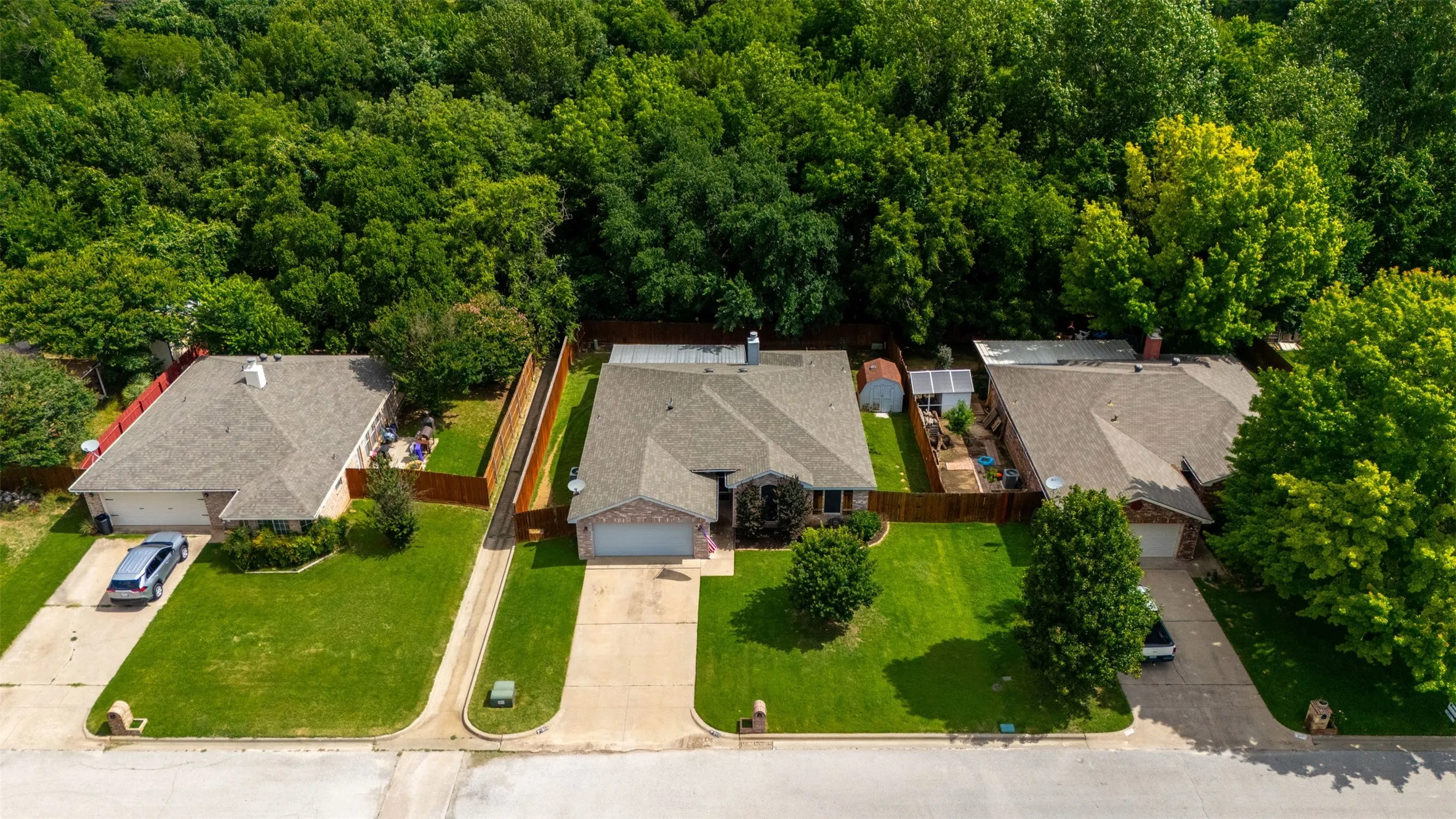 Single Family Residence For Sale in Parker County , 213 King Arthur Drive, Weatherford, Texas 76086, 3 Bedroom, 2 Bathroom, 2 Garage spaces, 1,717 Sqft, built in 1998, mls#21297129, Real Estate Agent in Weatherford, Homes For Sale in Parker county, Homes For Sale in Weatherford, Realtor in Weatherford Texas, Real Estate Brokerage Independent Realty Texas, Luminita Cordes Realtor