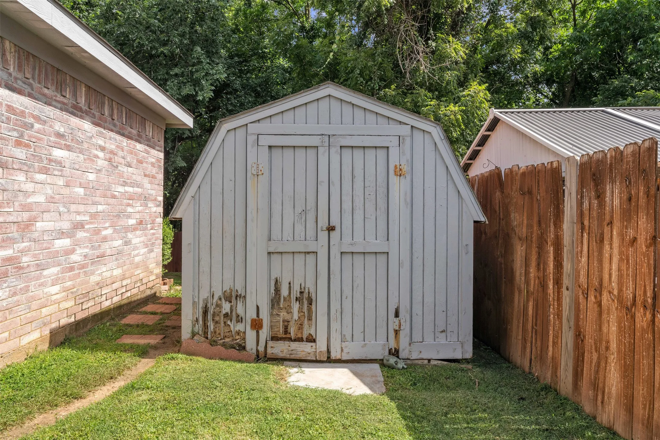 Single Family Residence For Sale in Parker County , 213 King Arthur Drive, Weatherford, Texas 76086, 3 Bedroom, 2 Bathroom, 2 Garage spaces, 1,717 Sqft, built in 1998, mls#21297129, Real Estate Agent in Weatherford, Homes For Sale in Parker county, Homes For Sale in Weatherford, Realtor in Weatherford Texas, Real Estate Brokerage Independent Realty Texas, Luminita Cordes Realtor