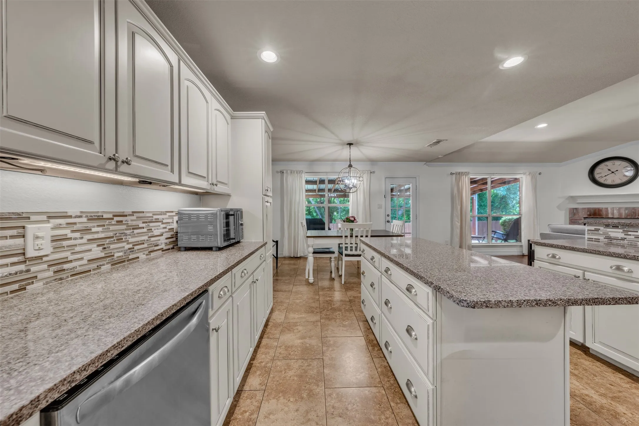 Single Family Residence For Sale in Parker County , 213 King Arthur Drive, Weatherford, Texas 76086, 3 Bedroom, 2 Bathroom, 2 Garage spaces, 1,717 Sqft, built in 1998, mls#21297129, Real Estate Agent in Weatherford, Homes For Sale in Parker county, Homes For Sale in Weatherford, Realtor in Weatherford Texas, Real Estate Brokerage Independent Realty Texas, Luminita Cordes Realtor