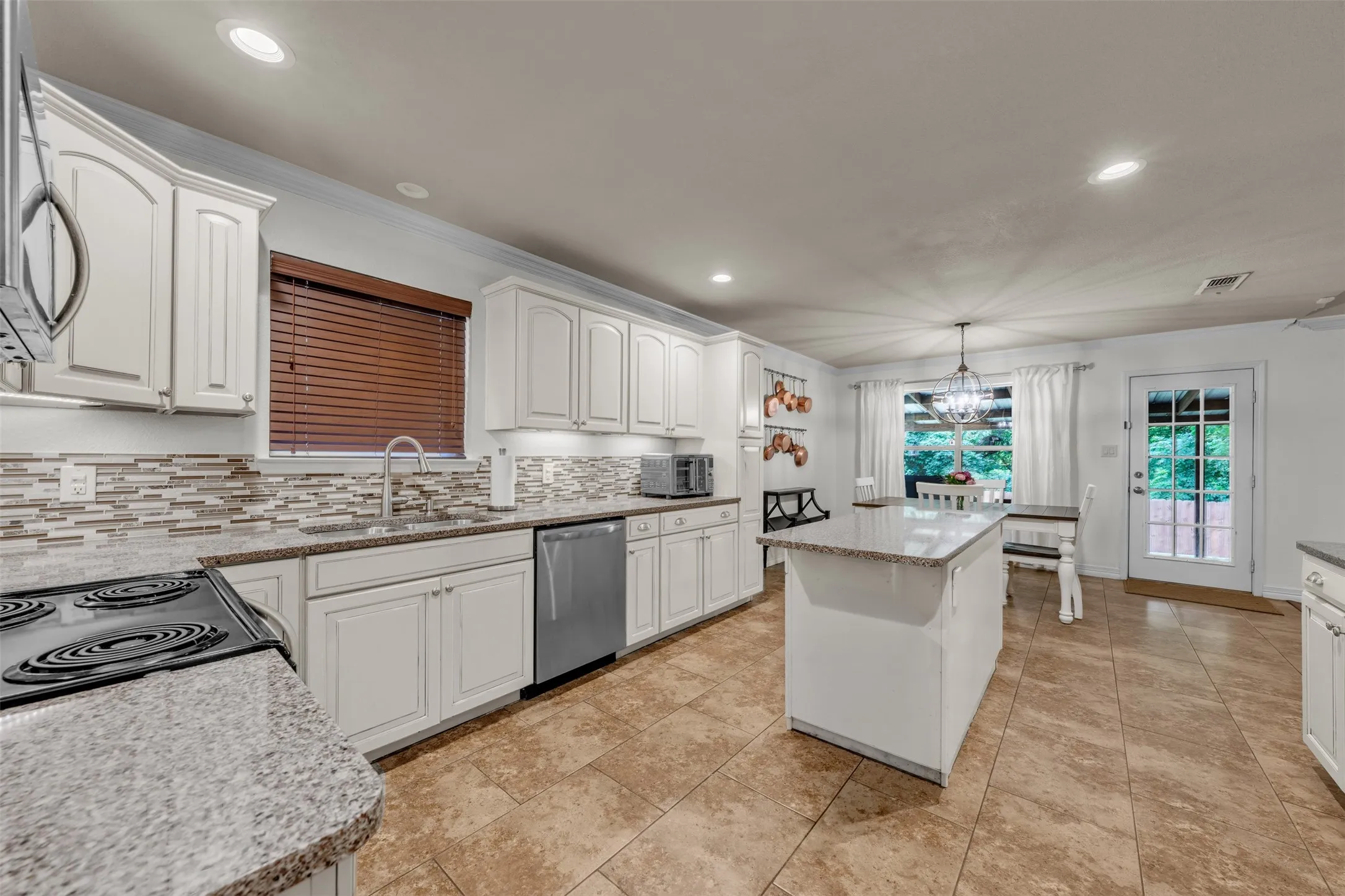 Single Family Residence For Sale in Parker County , 213 King Arthur Drive, Weatherford, Texas 76086, 3 Bedroom, 2 Bathroom, 2 Garage spaces, 1,717 Sqft, built in 1998, mls#21297129, Real Estate Agent in Weatherford, Homes For Sale in Parker county, Homes For Sale in Weatherford, Realtor in Weatherford Texas, Real Estate Brokerage Independent Realty Texas, Luminita Cordes Realtor