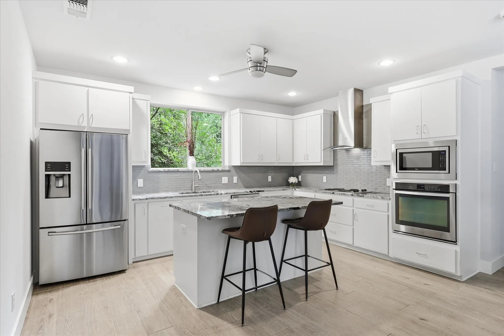 Single Family Residence For Sale in Denton County , 521 Diamond Point Drive, Oak Point, Texas 75068, 3 Bedroom, 3 Bathroom, 2 Garage spaces, 2,322 Sqft, built in 2015, mls#21237992, Real Estate Agent in Oak Point, Homes For Sale in Denton county, Homes For Sale in Oak Point, Realtor in Oak Point Texas, Real Estate Brokerage Independent Realty Texas, Luminita Cordes Realtor