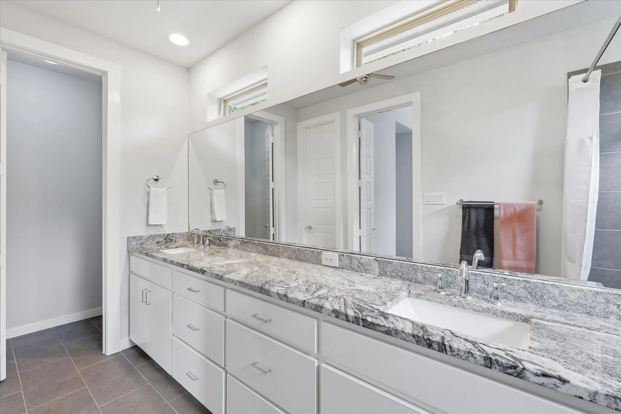 Single Family Residence For Sale in Denton County , 521 Diamond Point Drive, Oak Point, Texas 75068, 3 Bedroom, 3 Bathroom, 2 Garage spaces, 2,322 Sqft, built in 2015, mls#21237992, Real Estate Agent in Oak Point, Homes For Sale in Denton county, Homes For Sale in Oak Point, Realtor in Oak Point Texas, Real Estate Brokerage Independent Realty Texas, Luminita Cordes Realtor