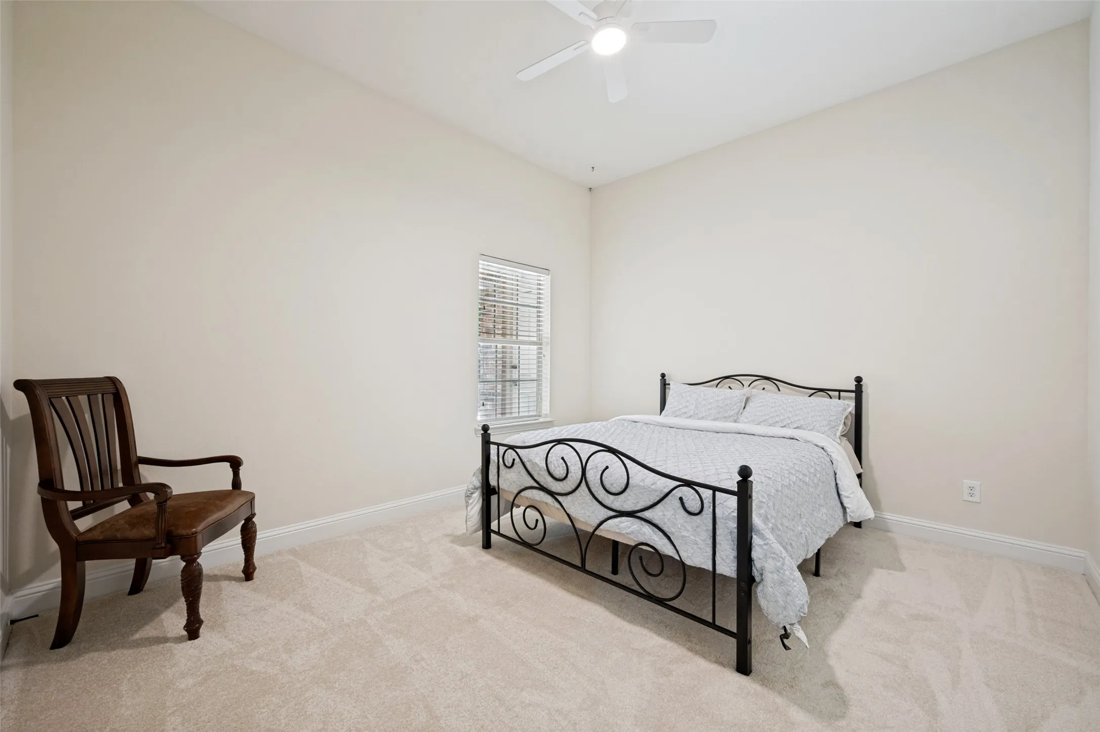 Secondary bedroom.