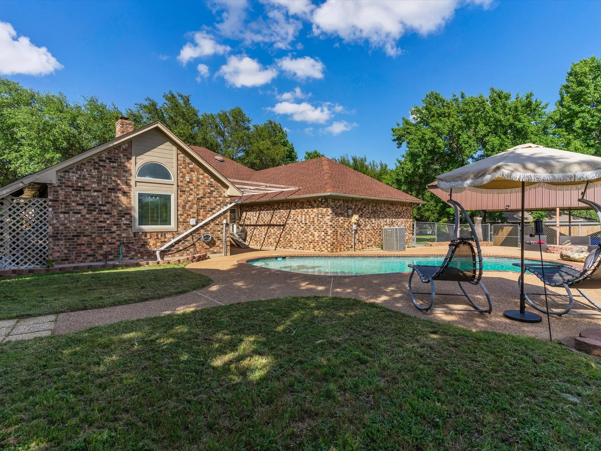 Single Family Residence For Sale in Johnson County , 102 Kings Place, Joshua, Texas 76058, 4 Bedroom, 3 Bathroom, 2 Garage spaces, 2,322 Sqft, built in 1988, mls#21297349, Real Estate Agent in Joshua, Homes For Sale in Johnson county, Homes For Sale in Joshua, Realtor in Joshua Texas, Real Estate Brokerage Independent Realty Texas, Luminita Cordes Realtor
