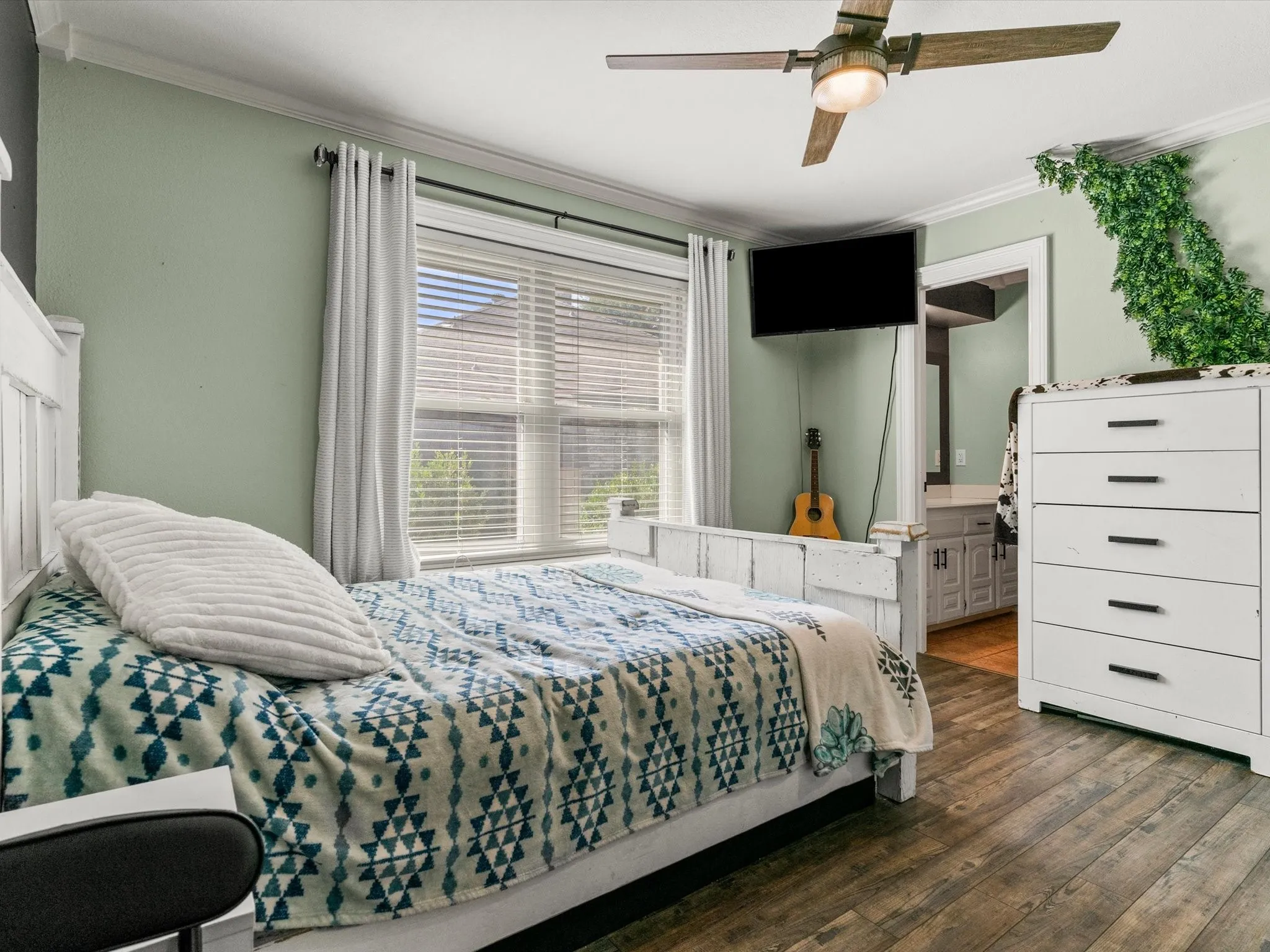 Single Family Residence For Sale in Johnson County , 102 Kings Place, Joshua, Texas 76058, 4 Bedroom, 3 Bathroom, 2 Garage spaces, 2,322 Sqft, built in 1988, mls#21297349, Real Estate Agent in Joshua, Homes For Sale in Johnson county, Homes For Sale in Joshua, Realtor in Joshua Texas, Real Estate Brokerage Independent Realty Texas, Luminita Cordes Realtor