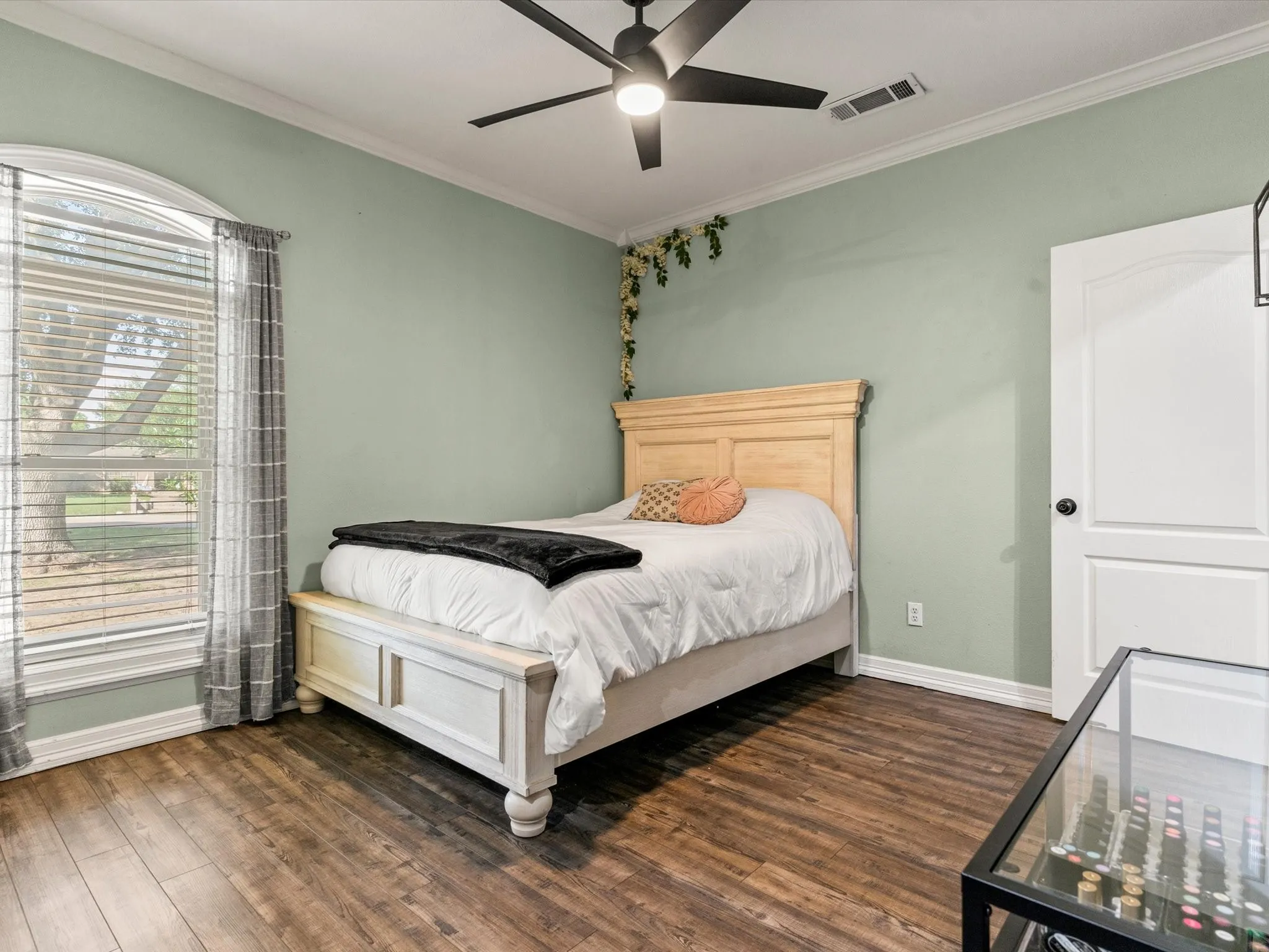 Single Family Residence For Sale in Johnson County , 102 Kings Place, Joshua, Texas 76058, 4 Bedroom, 3 Bathroom, 2 Garage spaces, 2,322 Sqft, built in 1988, mls#21297349, Real Estate Agent in Joshua, Homes For Sale in Johnson county, Homes For Sale in Joshua, Realtor in Joshua Texas, Real Estate Brokerage Independent Realty Texas, Luminita Cordes Realtor