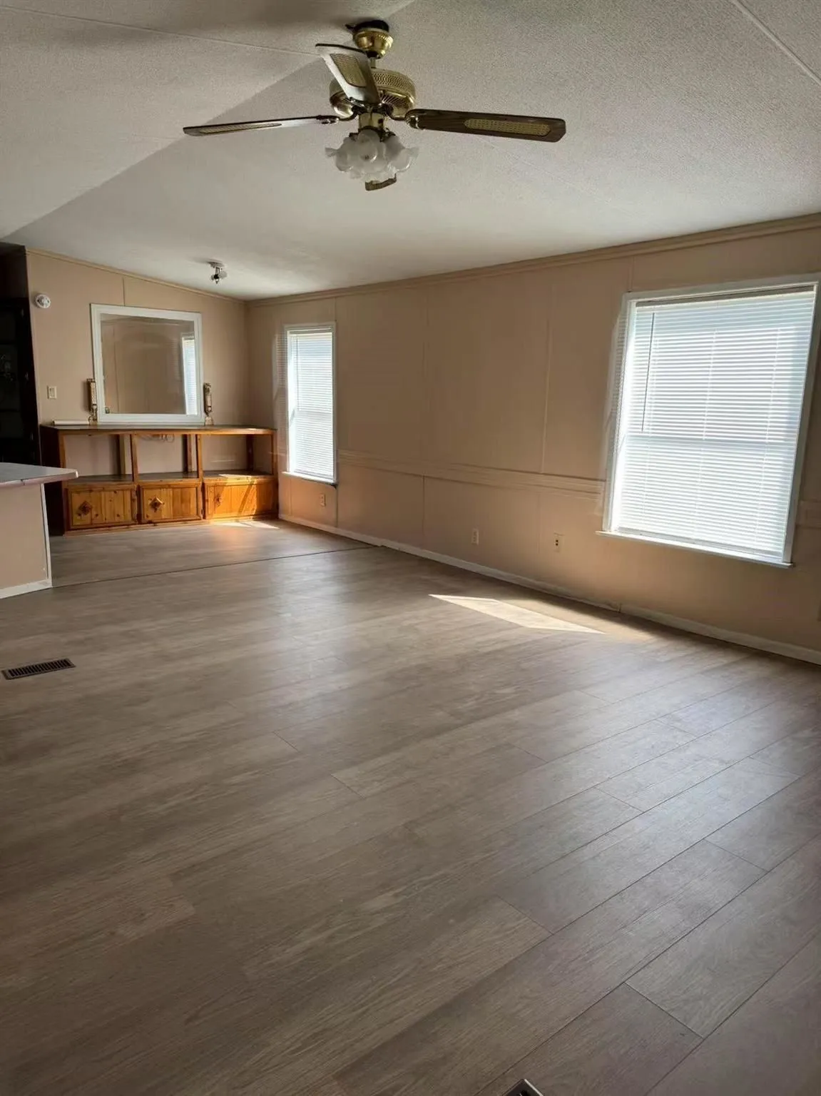 Mobile Home For Sale in Hunt County , 1000 Sundance Drive, West Tawakoni, Texas 75474, 3 Bedrooms, 2 Bathrooms, Garage spaces, 1,064 Sqft, built in 1993, Price $225,000, mls#21298822, Real Estate Agent in West Tawakoni, Homes For Sale in Hunt county, Homes For Sale in West Tawakoni, Realtor in West Tawakoni Texas, Real Estate Brokerage Independent Realty Texas, Luminita Cordes Realtor