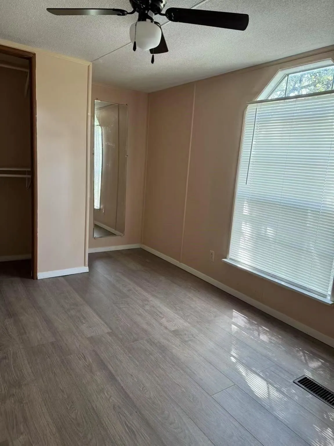 Mobile Home For Sale in Hunt County , 1000 Sundance Drive, West Tawakoni, Texas 75474, 3 Bedrooms, 2 Bathrooms, Garage spaces, 1,064 Sqft, built in 1993, Price $225,000, mls#21298822, Real Estate Agent in West Tawakoni, Homes For Sale in Hunt county, Homes For Sale in West Tawakoni, Realtor in West Tawakoni Texas, Real Estate Brokerage Independent Realty Texas, Luminita Cordes Realtor