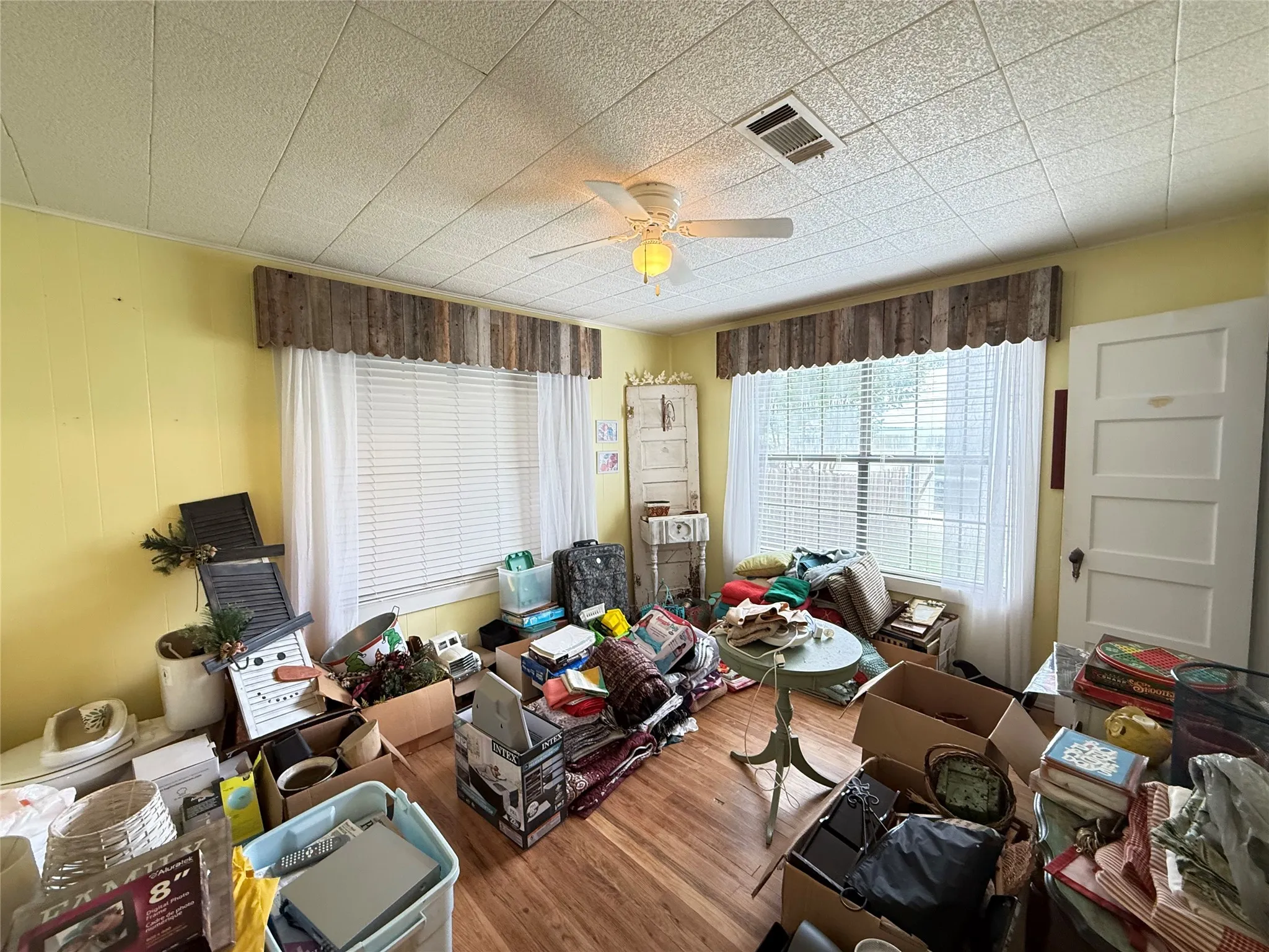 Single Family Residence For Sale in Fannin County , 619 E 12th Street, Bonham, Texas 75418, 3 Bedroom, 2 Bathroom, Garage spaces, 1,760 Sqft, built in 1942, mls#21296885, Real Estate Agent in Bonham, Homes For Sale in Fannin county, Homes For Sale in Bonham, Realtor in Bonham Texas, Real Estate Brokerage Independent Realty Texas, Luminita Cordes Realtor