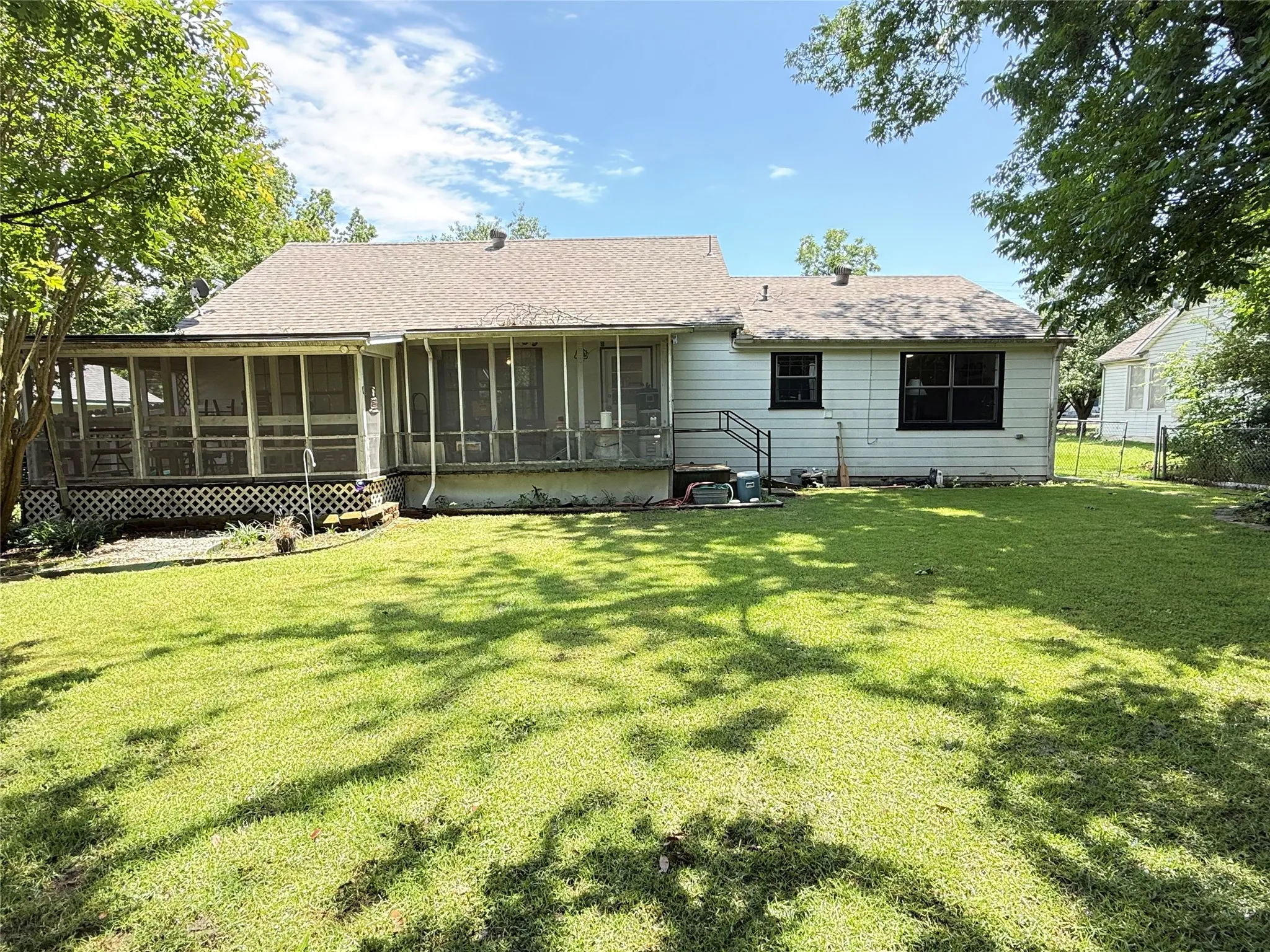 Single Family Residence For Sale in Fannin County , 619 E 12th Street, Bonham, Texas 75418, 3 Bedroom, 2 Bathroom, Garage spaces, 1,760 Sqft, built in 1942, mls#21296885, Real Estate Agent in Bonham, Homes For Sale in Fannin county, Homes For Sale in Bonham, Realtor in Bonham Texas, Real Estate Brokerage Independent Realty Texas, Luminita Cordes Realtor