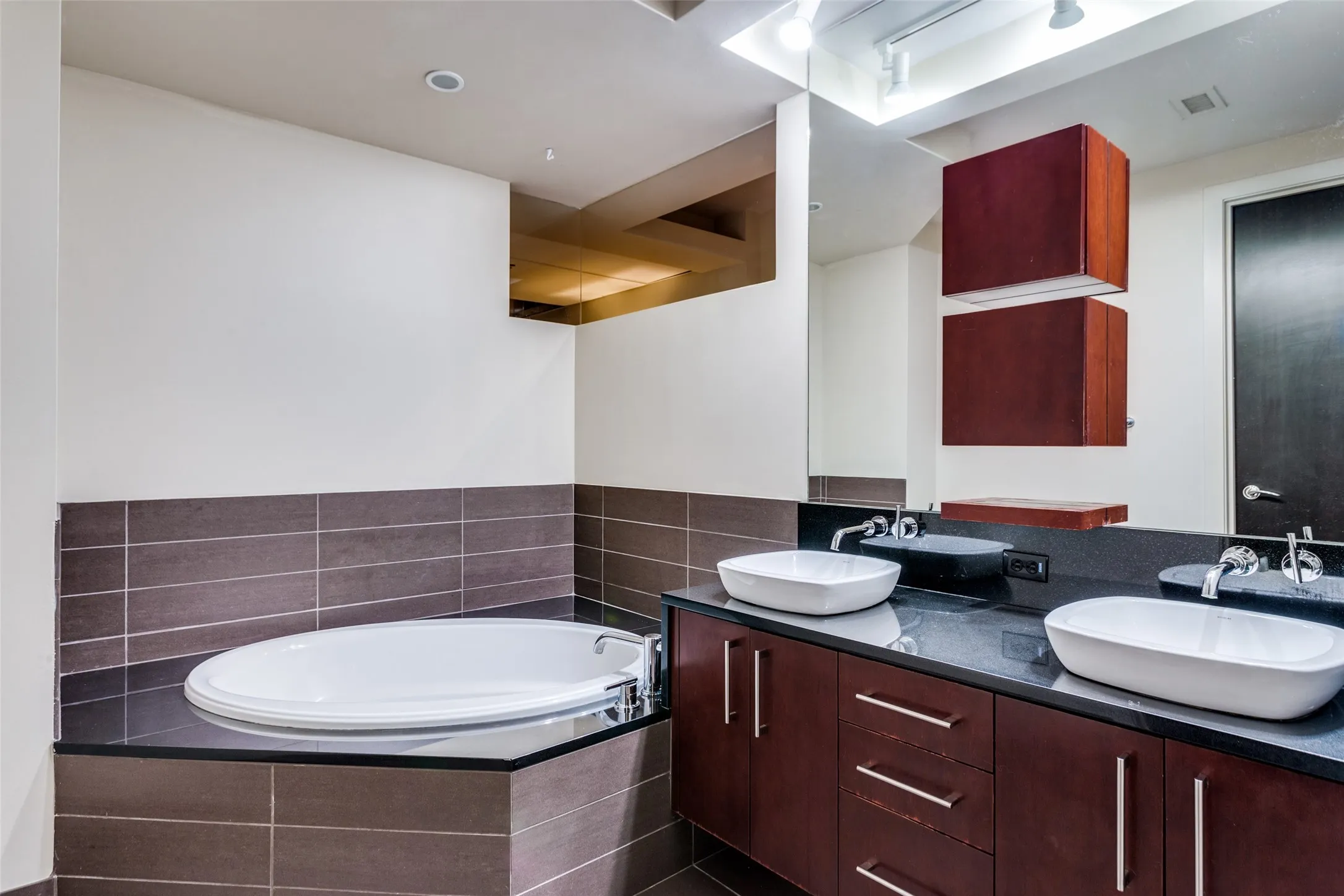 Condominium For Rent in Tarrant County , 2600 W 7th Street 1311, Fort Worth, Texas 76107, 2 Bedroom, 2 Bathroom, 2 Garage spaces, 1,263 Sqft, built in 1928, mls#21298186, Real Estate Agent in Fort Worth, Homes For Rent in Tarrant county, Homes For Rent in Fort Worth, Realtor in Fort Worth Texas, Real Estate Brokerage Independent Realty Texas, Luminita Cordes Realtor