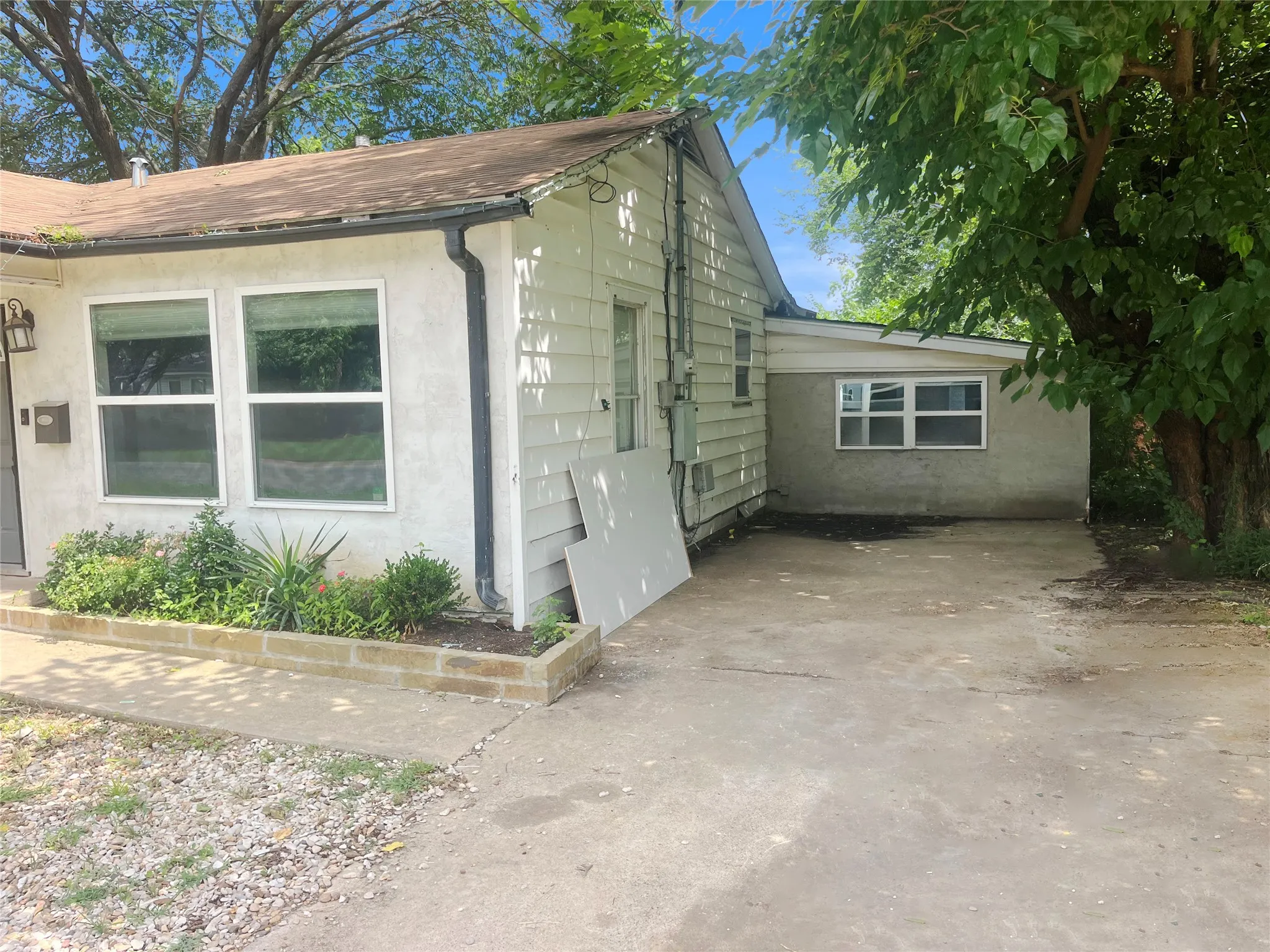 Single Family Residence For Sale in Grayson County , 210 W Dexter Street, Sherman, Texas 75092, 2 Bedroom, 1 Bathroom, Garage spaces, 1,269 Sqft, built in 1952, mls#21298799, Real Estate Agent in Sherman, Homes For Sale in Grayson county, Homes For Sale in Sherman, Realtor in Sherman Texas, Real Estate Brokerage Independent Realty Texas, Luminita Cordes Realtor