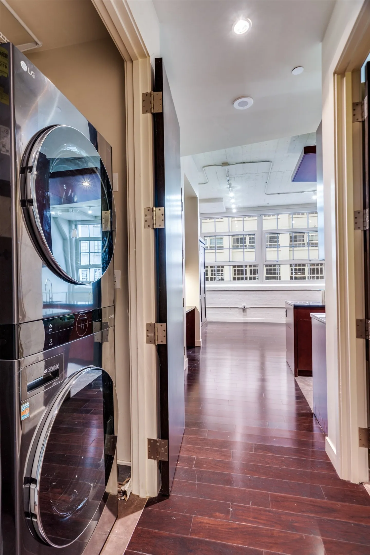 Condominium For Sale in Tarrant County , 2600 W 7th Street 1311, Fort Worth, Texas 76107, 2 Bedroom, 2 Bathroom, 2 Garage spaces, 1,263 Sqft, built in 1928, mls#21298181, Real Estate Agent in Fort Worth, Homes For Sale in Tarrant county, Homes For Sale in Fort Worth, Realtor in Fort Worth Texas, Real Estate Brokerage Independent Realty Texas, Luminita Cordes Realtor