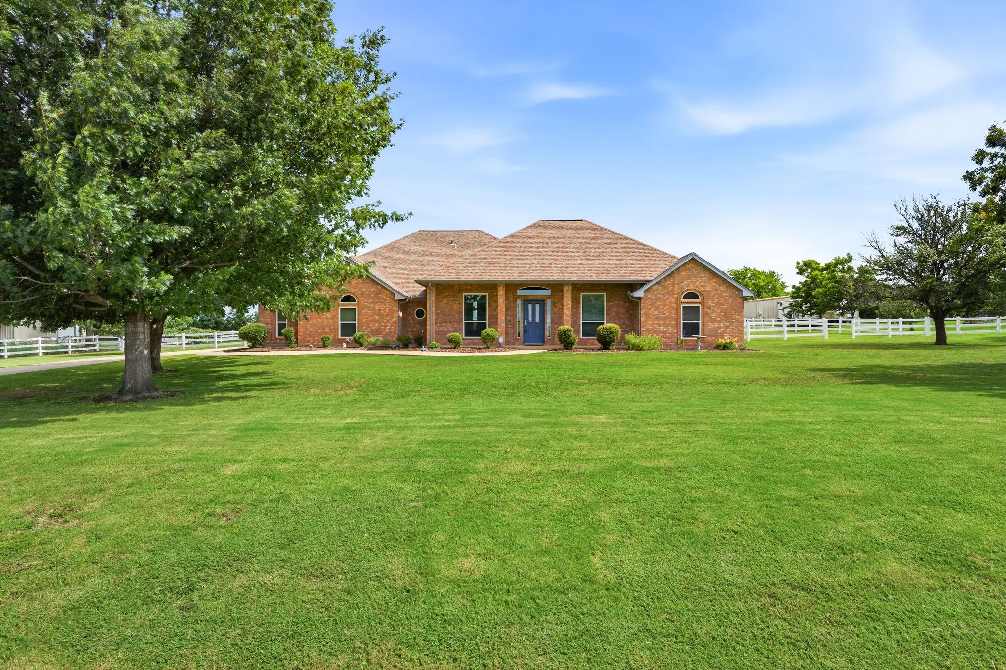 Single Family Residence For Sale in Tarrant County , 2717 Aston Meadows Drive, Haslet, Texas 76052, 4 Bedroom, 2 Bathroom, 3 Garage spaces, 2,419 Sqft, built in 2002, mls#21291958, Real Estate Agent in Haslet, Homes For Sale in Tarrant county, Homes For Sale in Haslet, Realtor in Haslet Texas, Real Estate Brokerage Independent Realty Texas, Luminita Cordes Realtor